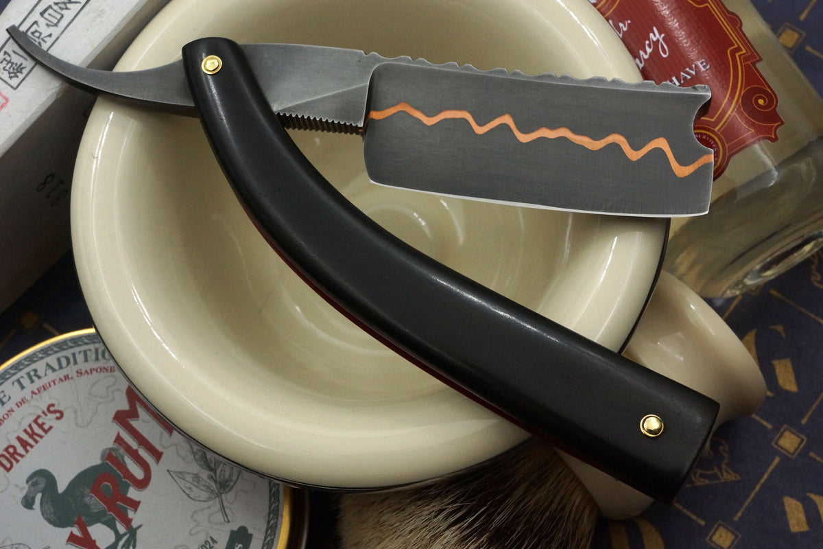 Butch Harner 17/16 Near Wedge Blade mit Vogelaugenahorn-Schalen - Gebrauchtes Rasiermesser nach Maß - Rasurbereit