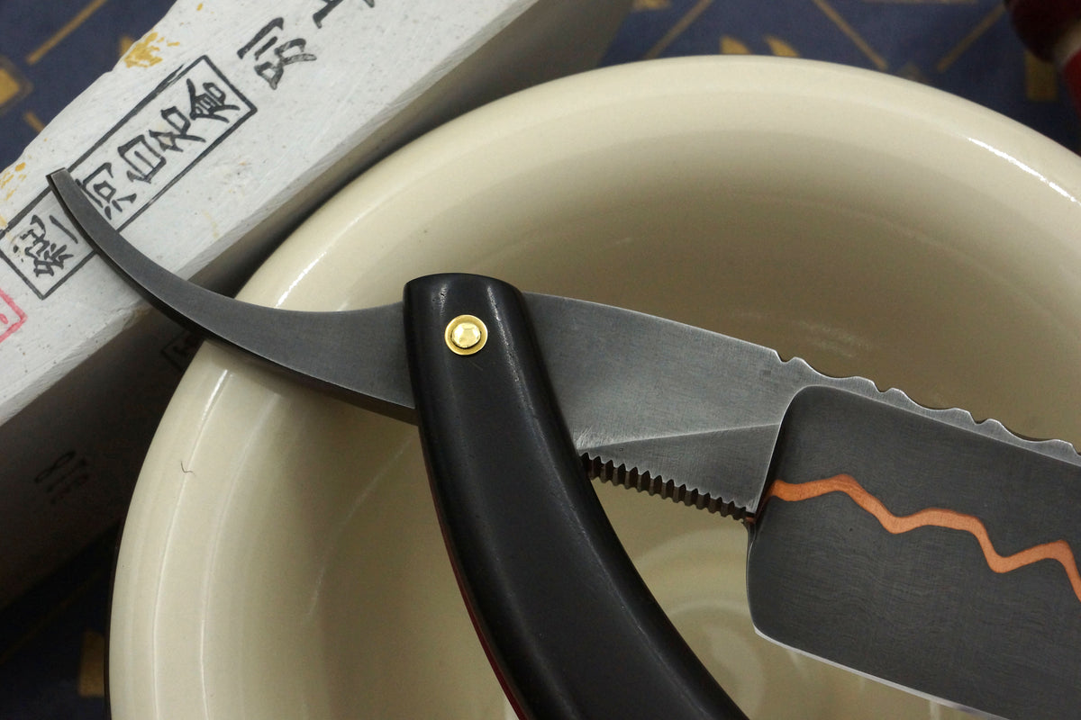 Butch Harner 17/16 Near Wedge Blade mit Vogelaugenahorn-Schalen - Gebrauchtes Rasiermesser nach Maß - Rasurbereit