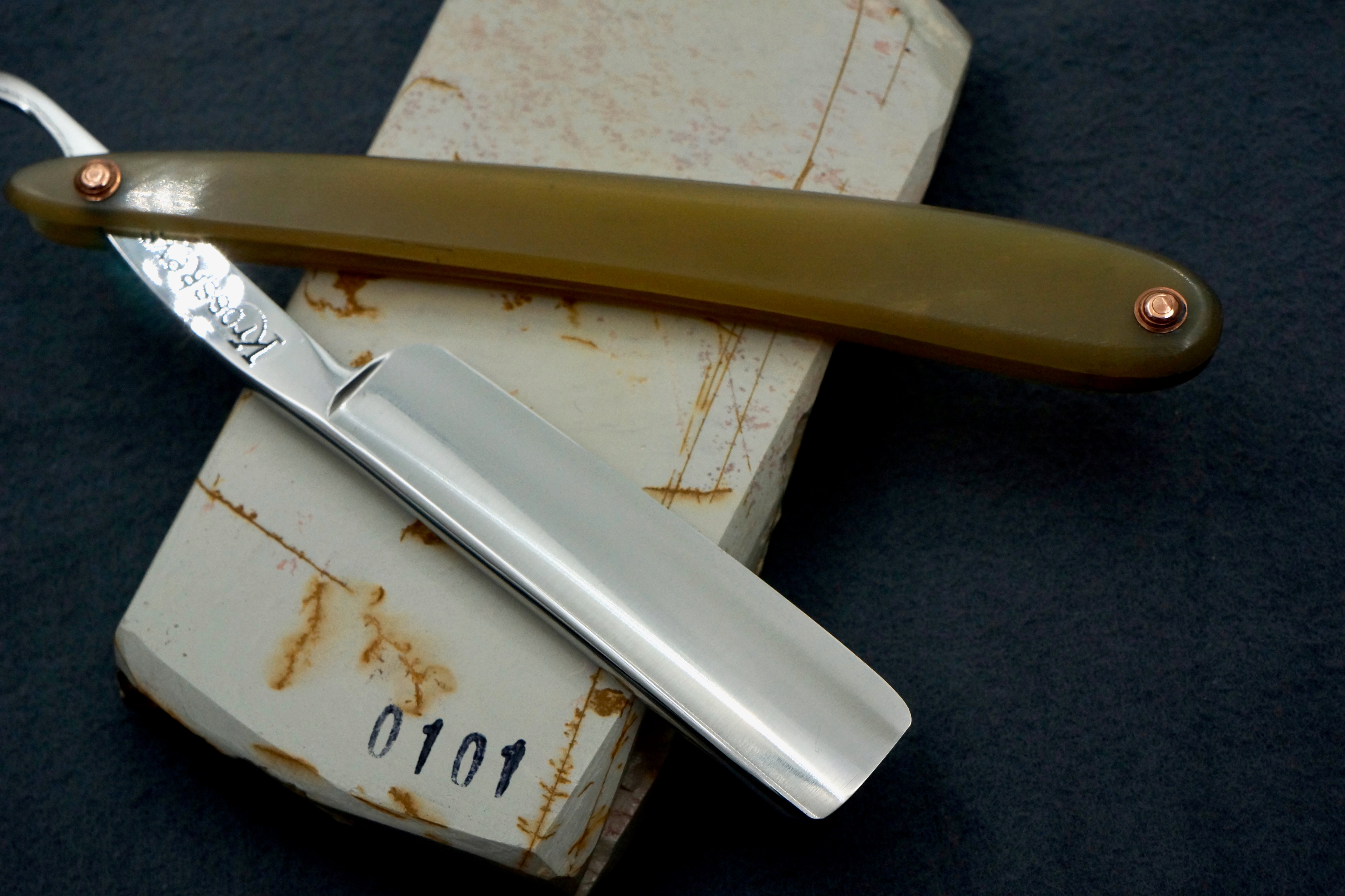 Griffith Krosskeys Sheffield Steel 11/16 Full Hollow Blade - Blonde Horn Scales Artisan Straight Razor