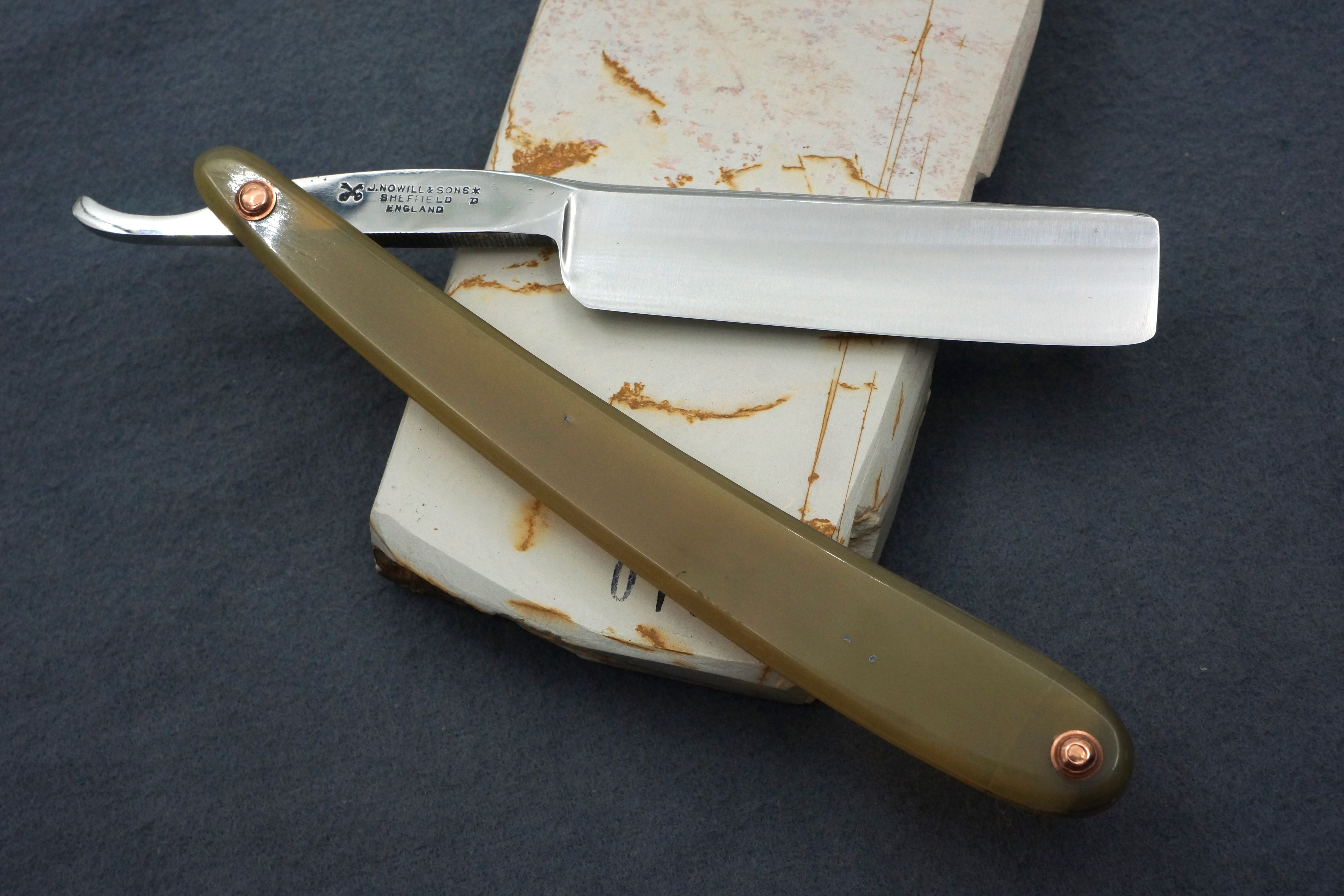 Griffith Krosskeys Sheffield Steel 11/16 Full Hollow Blade - Blonde Horn Scales Artisan Straight Razor