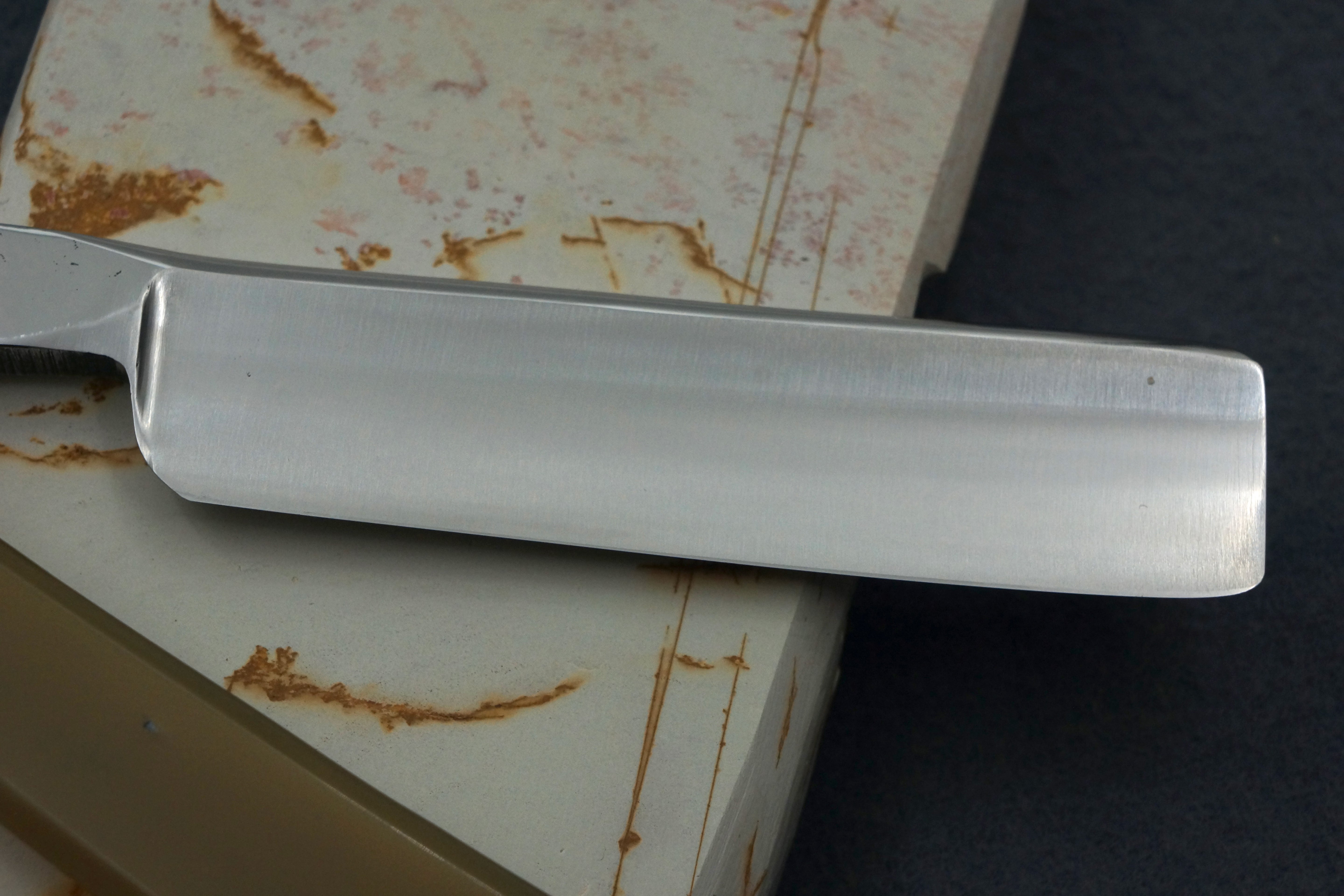 Griffith Krosskeys Sheffield Steel 11/16 Full Hollow Blade - Blonde Horn Scales Artisan Straight Razor