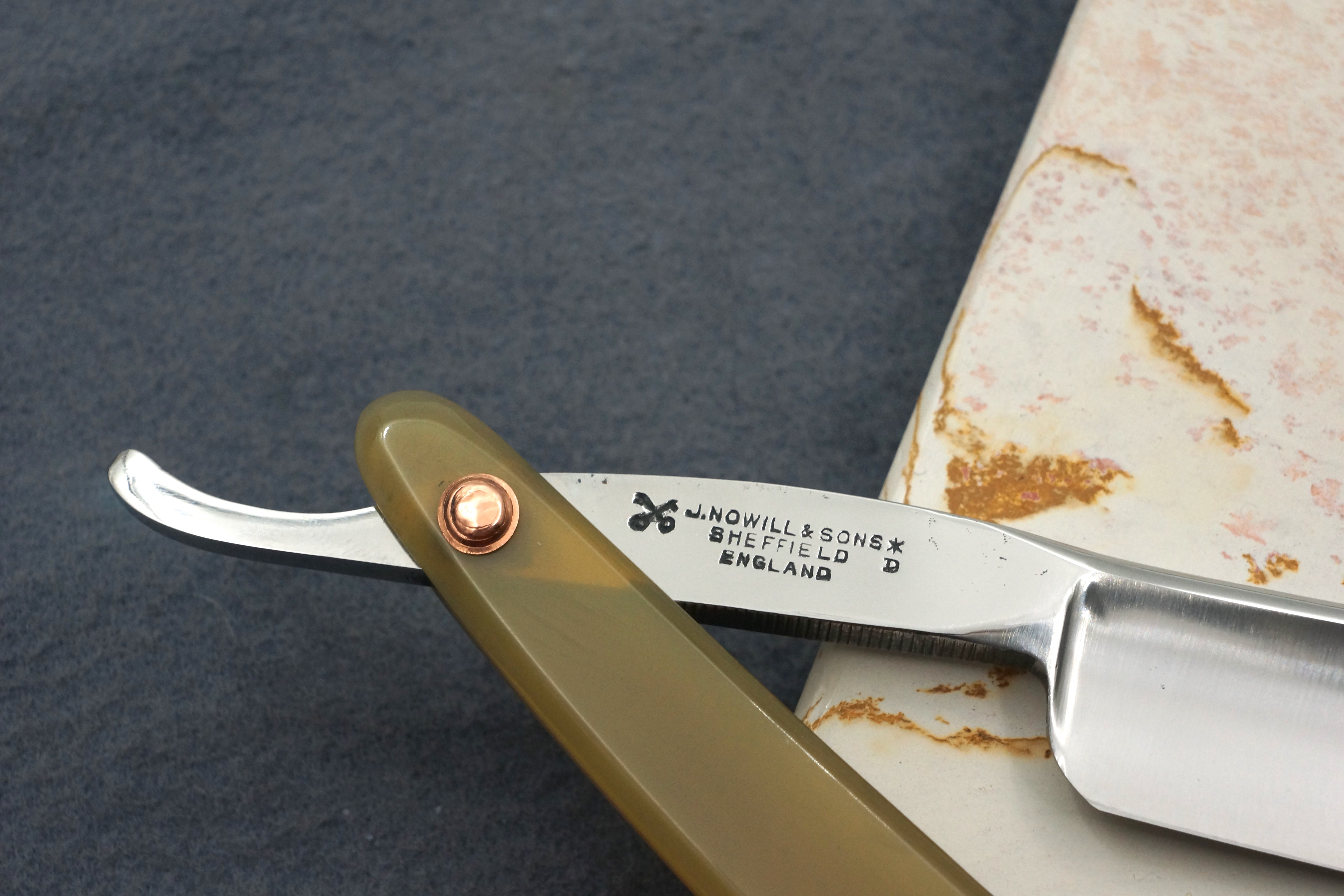 Griffith Krosskeys Sheffield Steel 11/16 Full Hollow Blade - Blonde Horn Scales Artisan Straight Razor