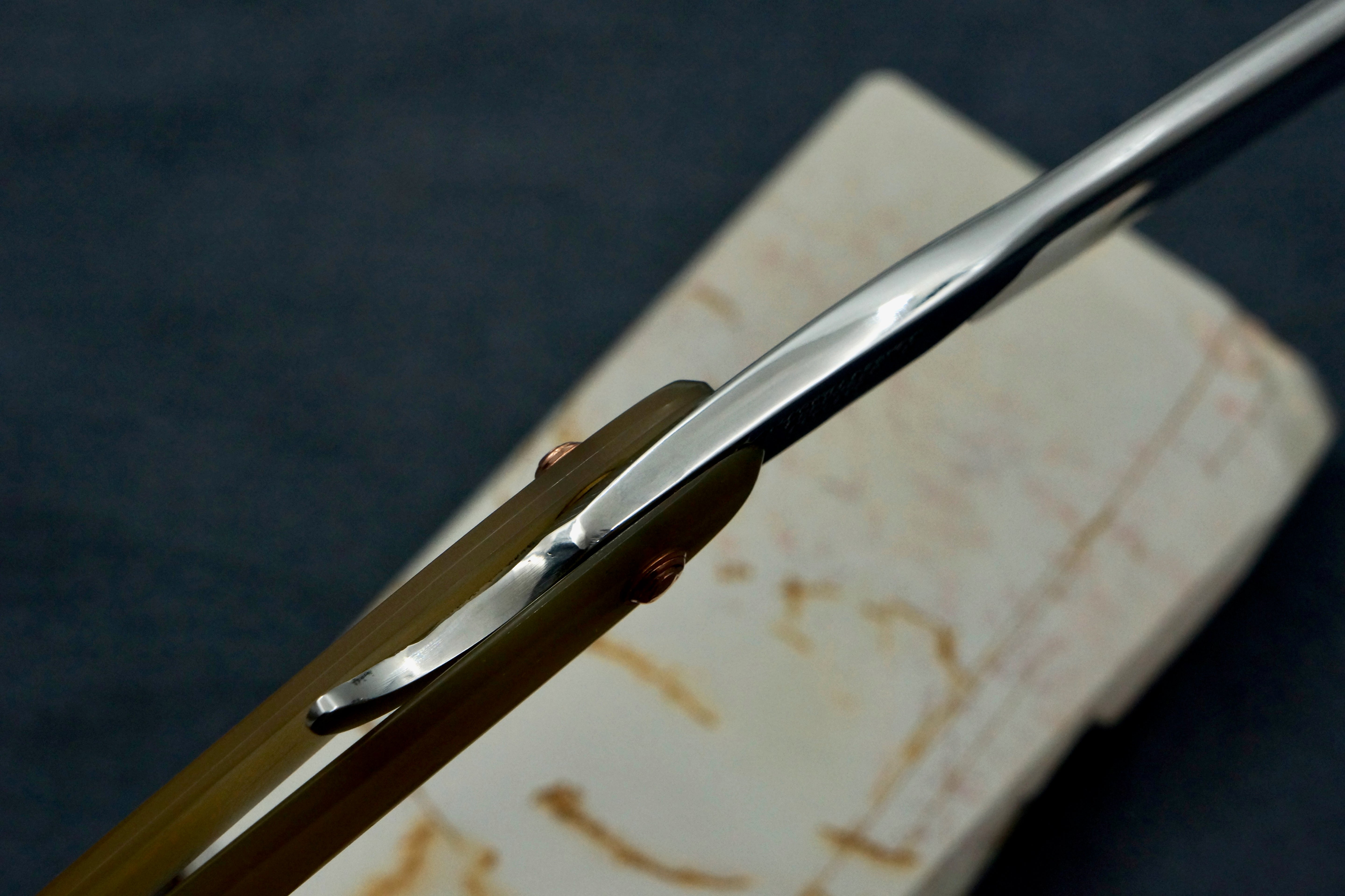 Griffith Krosskeys Sheffield Steel 11/16 Full Hollow Blade - Blonde Horn Scales Artisan Straight Razor