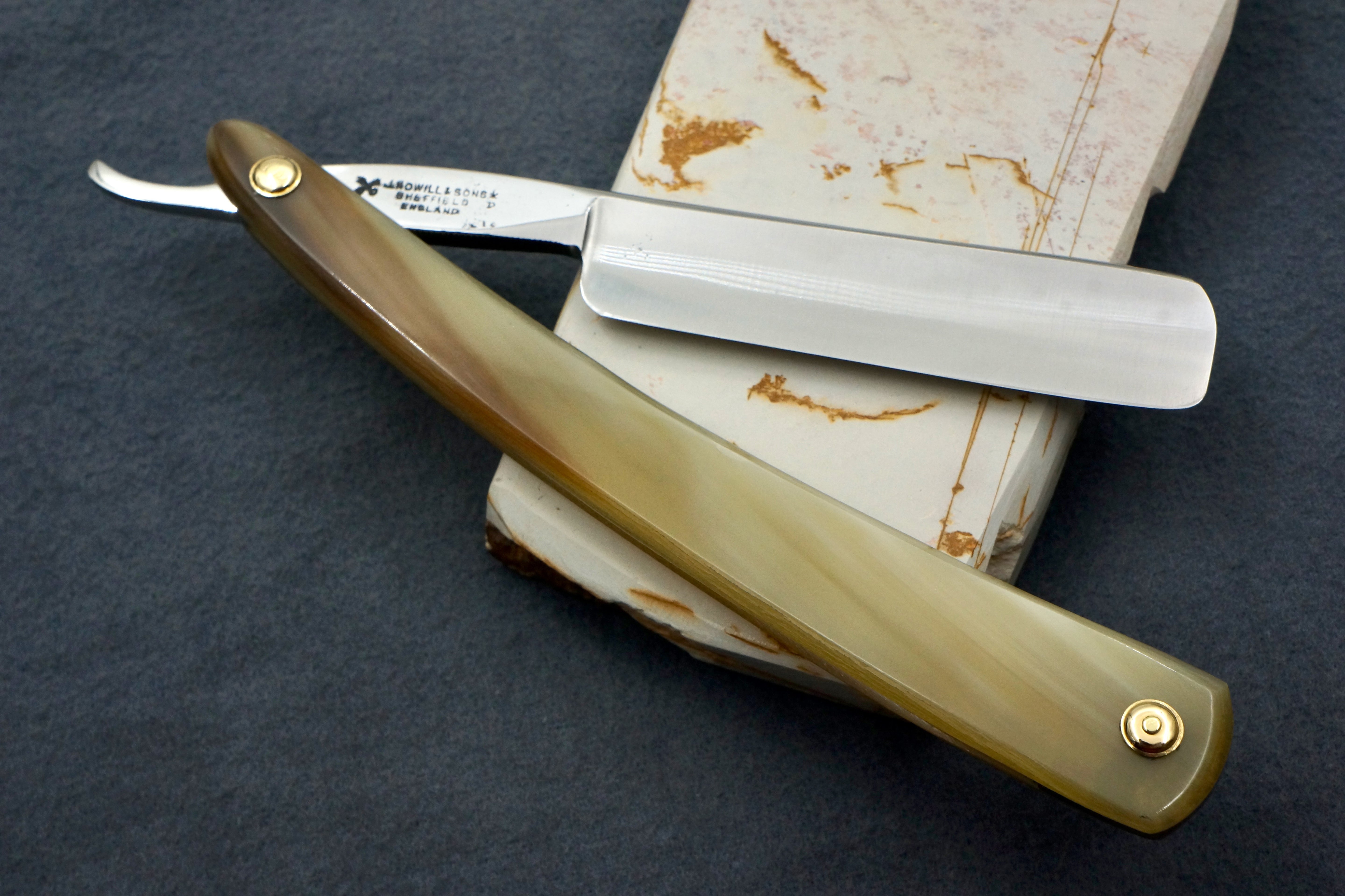 Griffith Krosskeys Sheffield Steel 11/16 Full Hollow Blade - Blonde Horn Scales Artisan Straight Razor