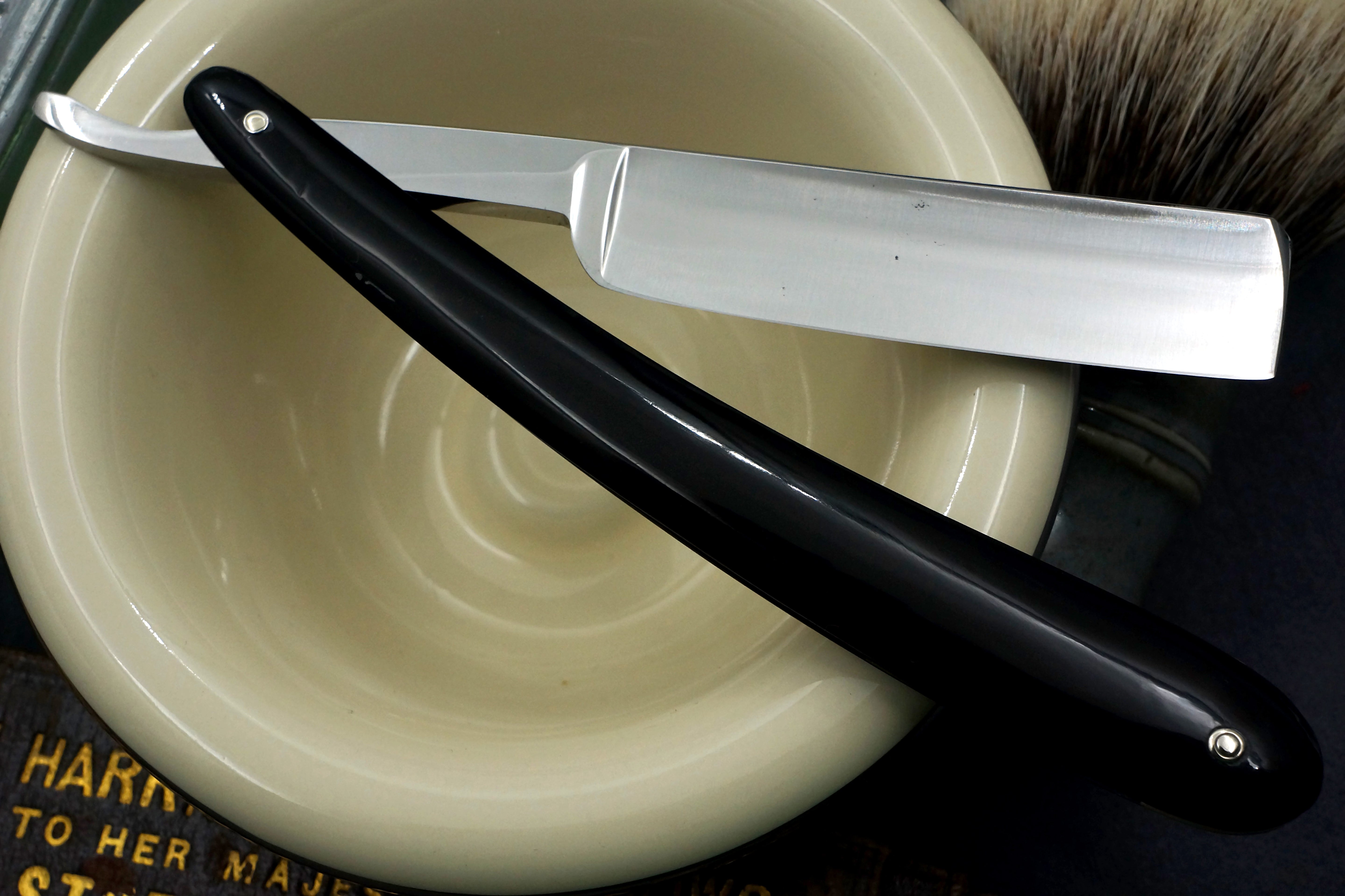 Rasoir droit Wade & Butcher « Bow Razor » 11/16" de large - Rasoir droit personnalisé en corne de Sheffield entièrement restauré - Prêt à raser