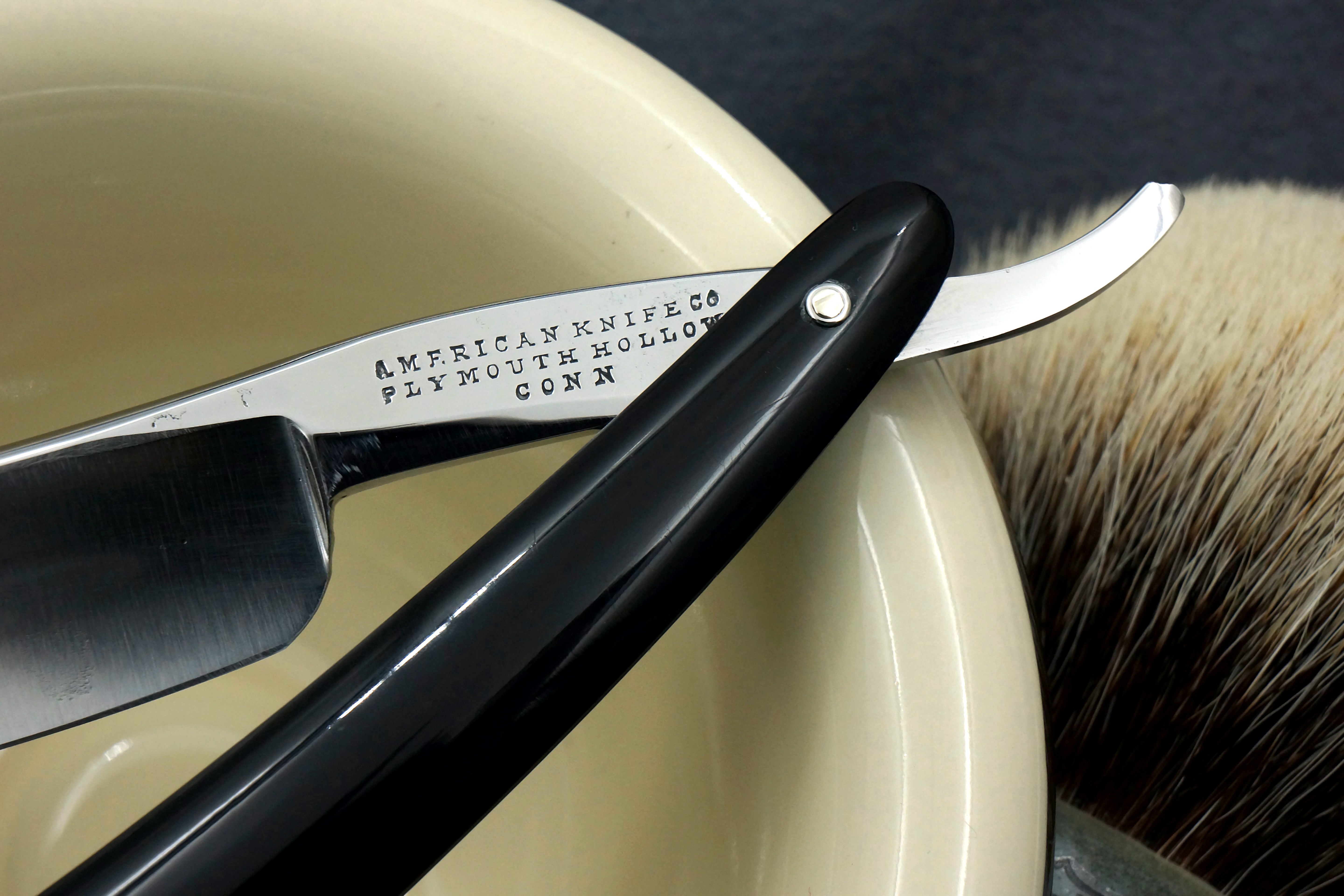 Rasoir droit Wade & Butcher « Bow Razor » 11/16" de large - Rasoir droit personnalisé en corne de Sheffield entièrement restauré - Prêt à raser