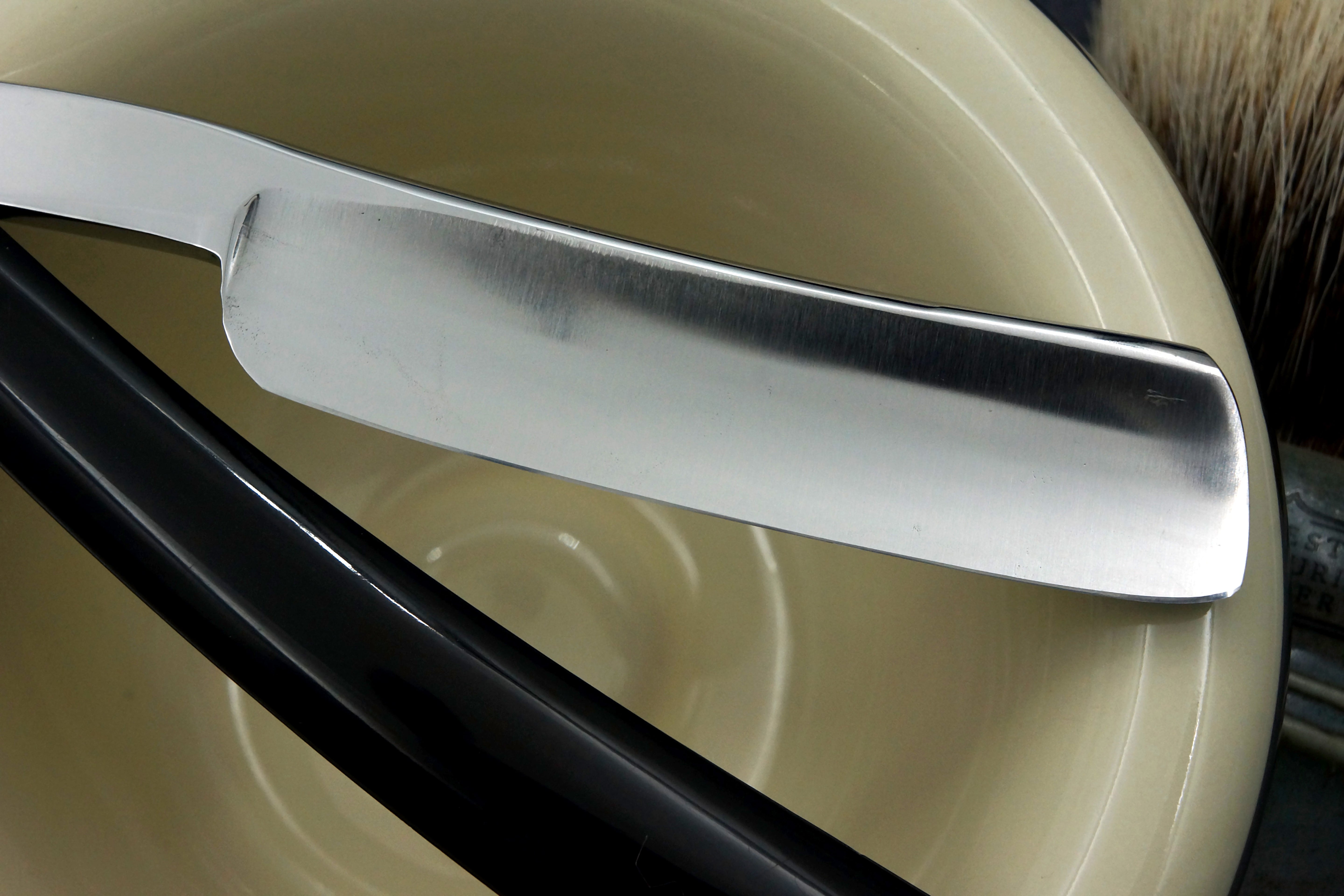 Rasoir droit Wade & Butcher « Bow Razor » 11/16" de large - Rasoir droit personnalisé en corne de Sheffield entièrement restauré - Prêt à raser