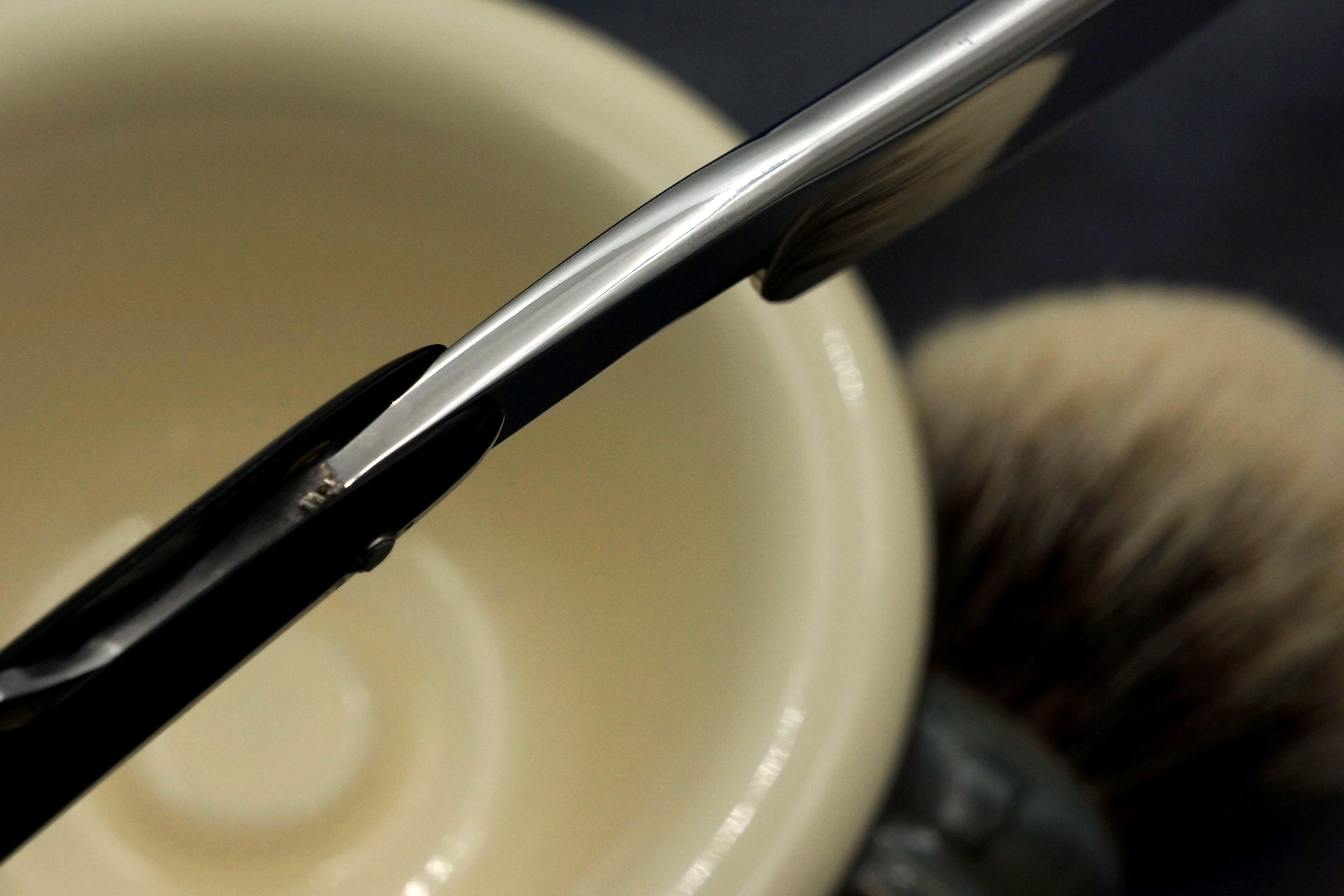 Rasoir droit Wade & Butcher « Bow Razor » 11/16" de large - Rasoir droit personnalisé en corne de Sheffield entièrement restauré - Prêt à raser