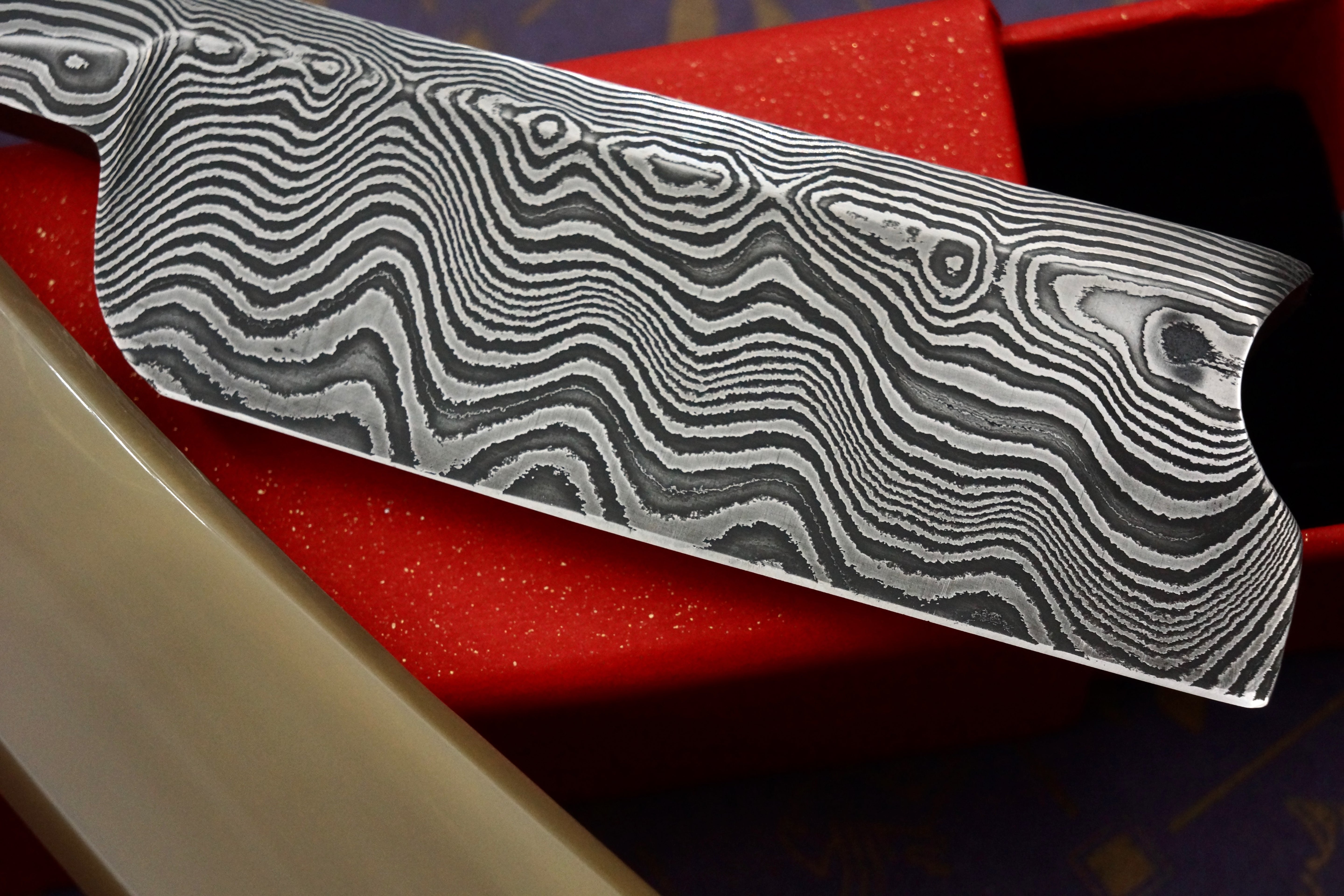 Griffith 9/8 Damascus Quarter Hollow - Blonde Horn Scales Artisan Straight Razor