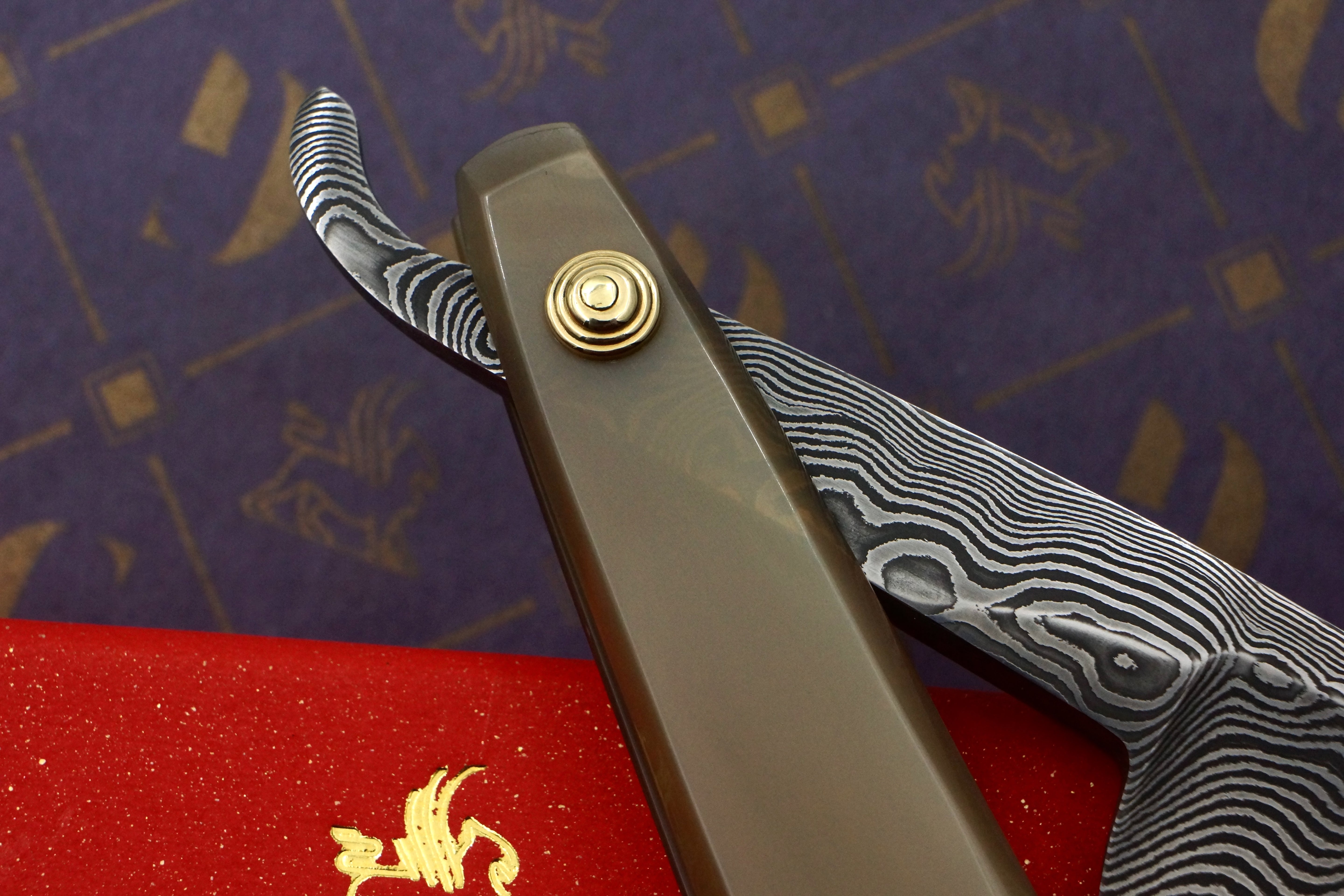 Griffith 9/8 Damascus Quarter Hollow - Blonde Horn Scales Artisan Straight Razor