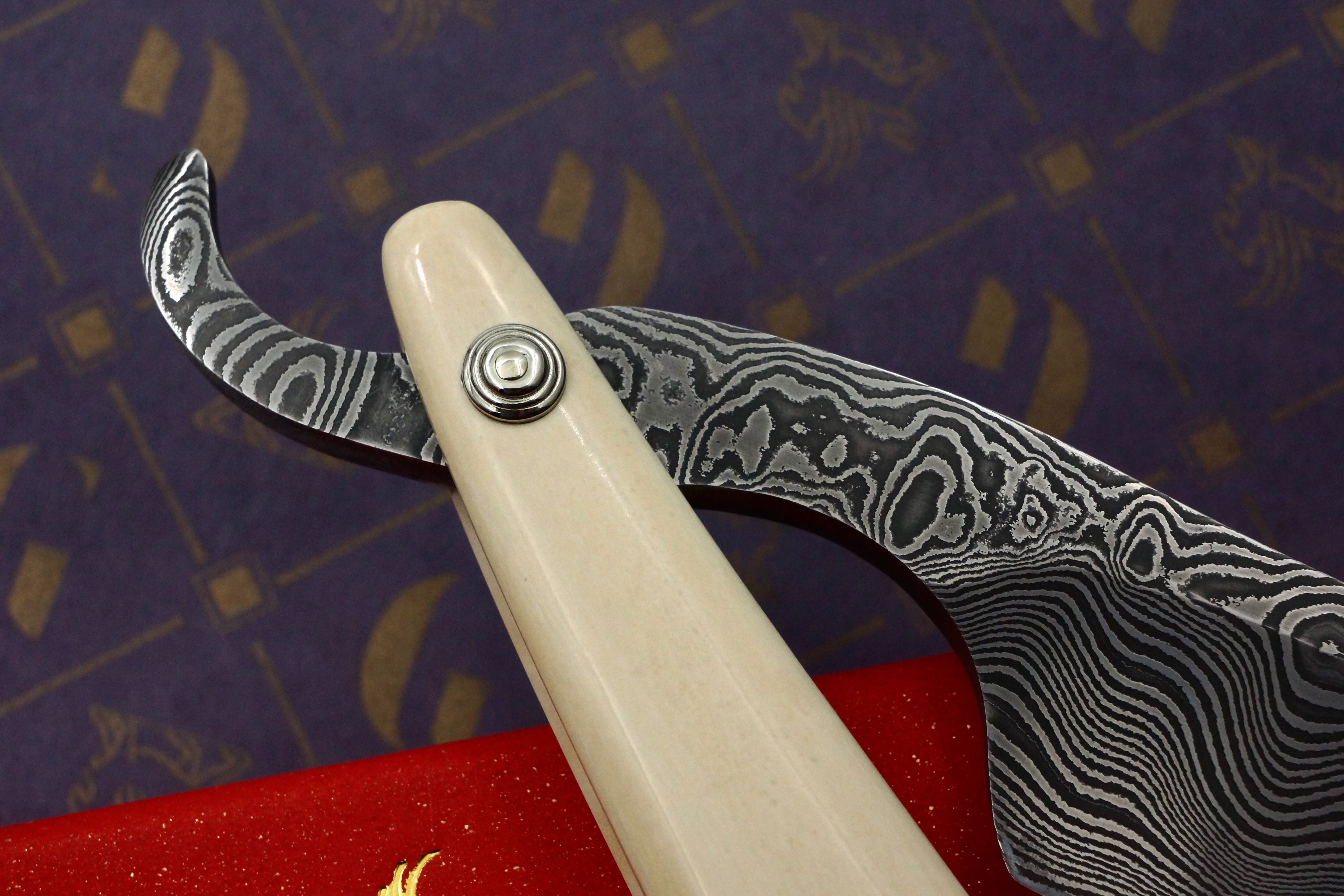 Griffith 9/8 Damascus Quarter Hollow - Mammoth Ivory Scales Artisan Straight Razor