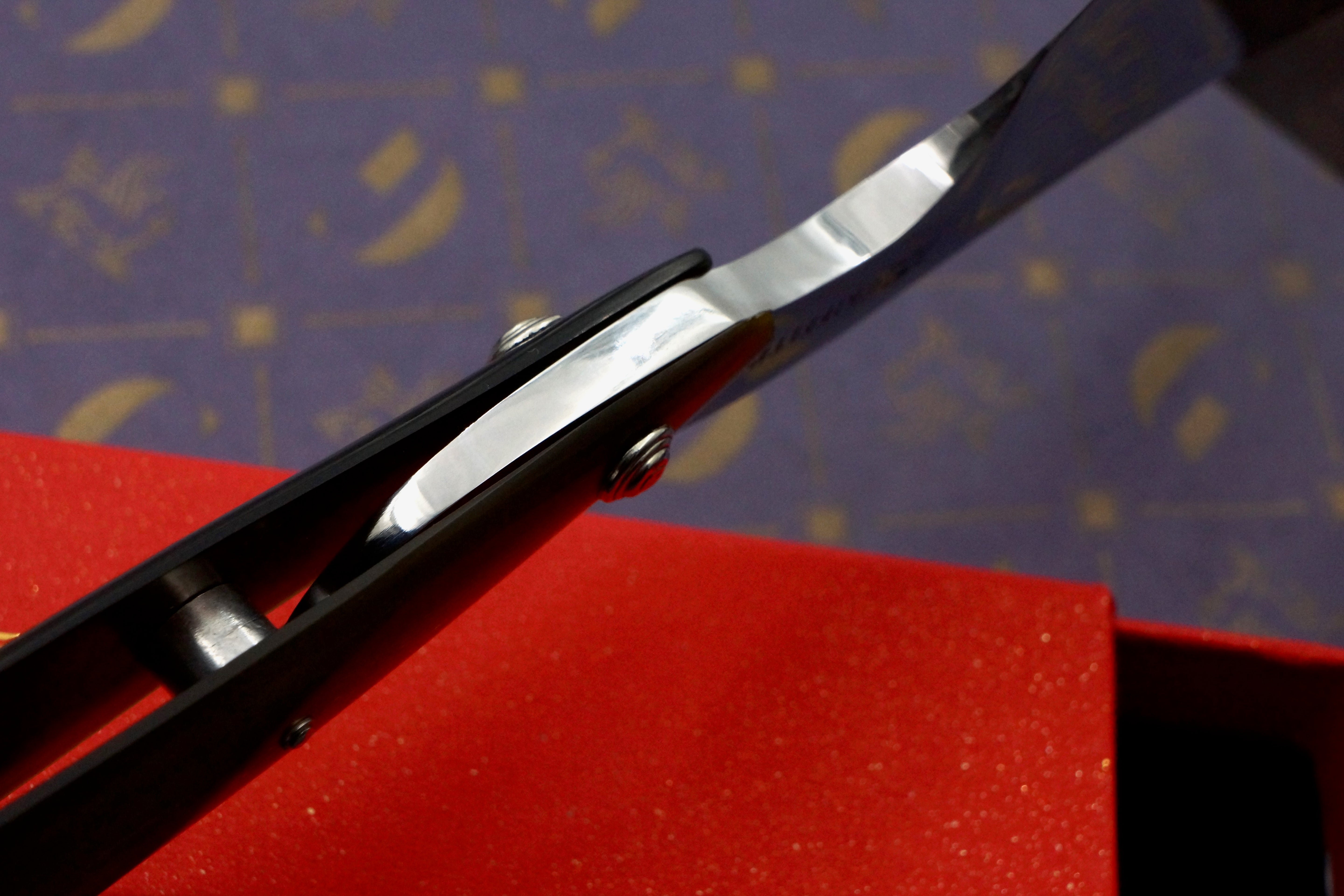 Griffith 1084 Steel 9/8 Quarter Hollow Fancy Blade - Horn Scales Artisan Straight Razor