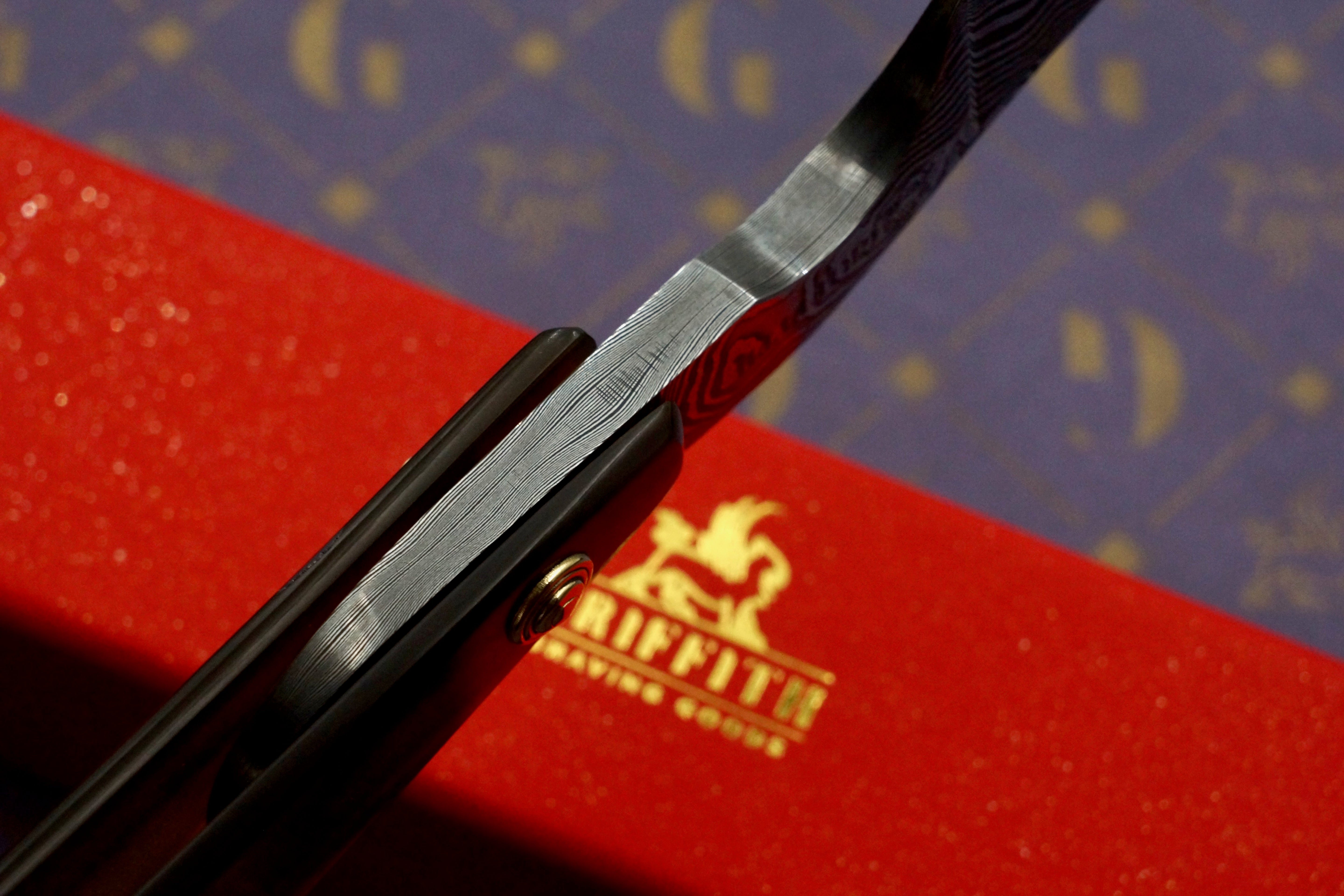 Griffith 8/8 Damascus Quarter Hollow - Horn Scales Artisan Straight Razor