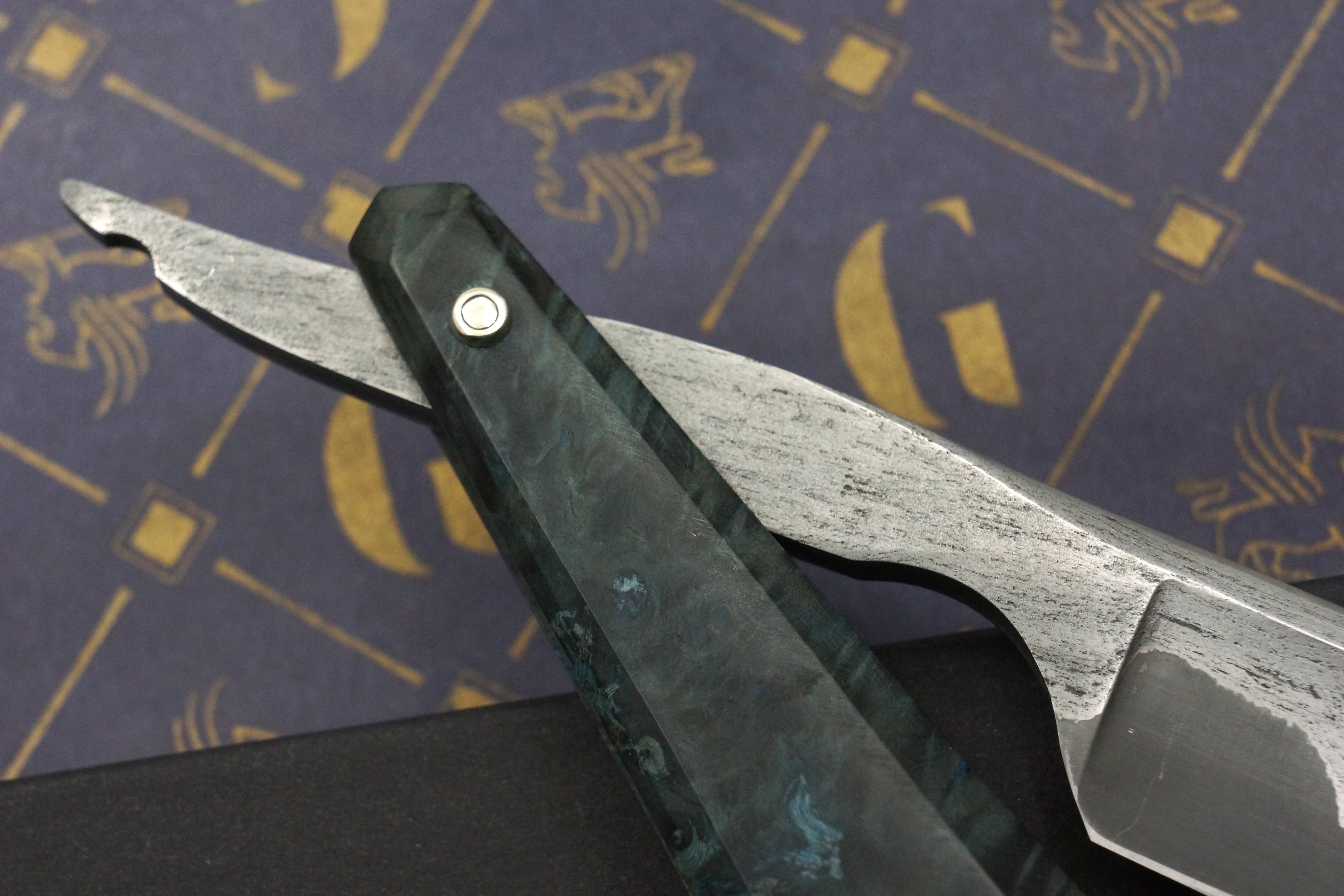 Griffith 6/8 Antique Wrought Iron & Steel San Mai Quarter Hollow - Burl Scales Artisan Straight Razor