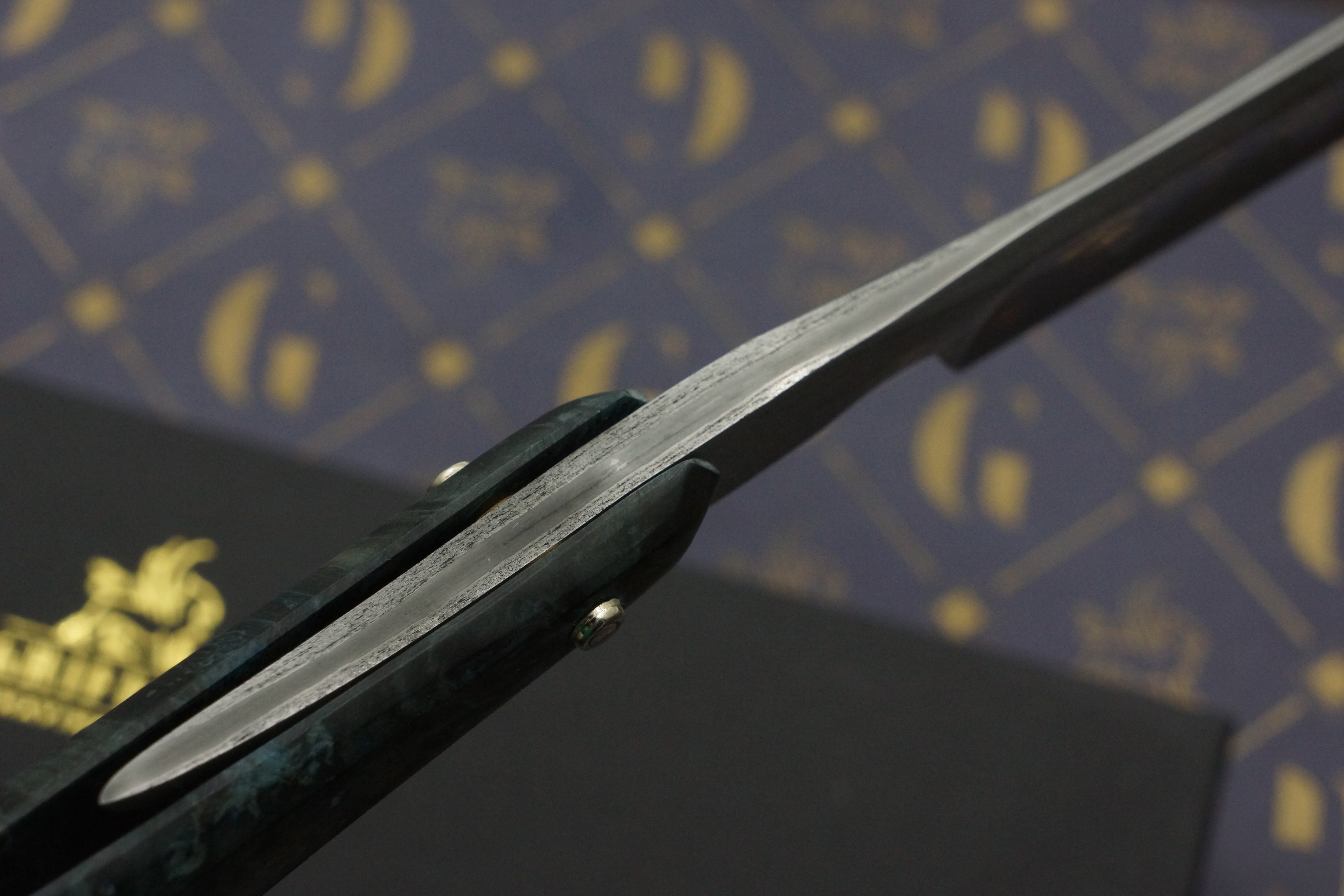 Griffith 6/8 Antique Wrought Iron & Steel San Mai Quarter Hollow - Burl Scales Artisan Straight Razor