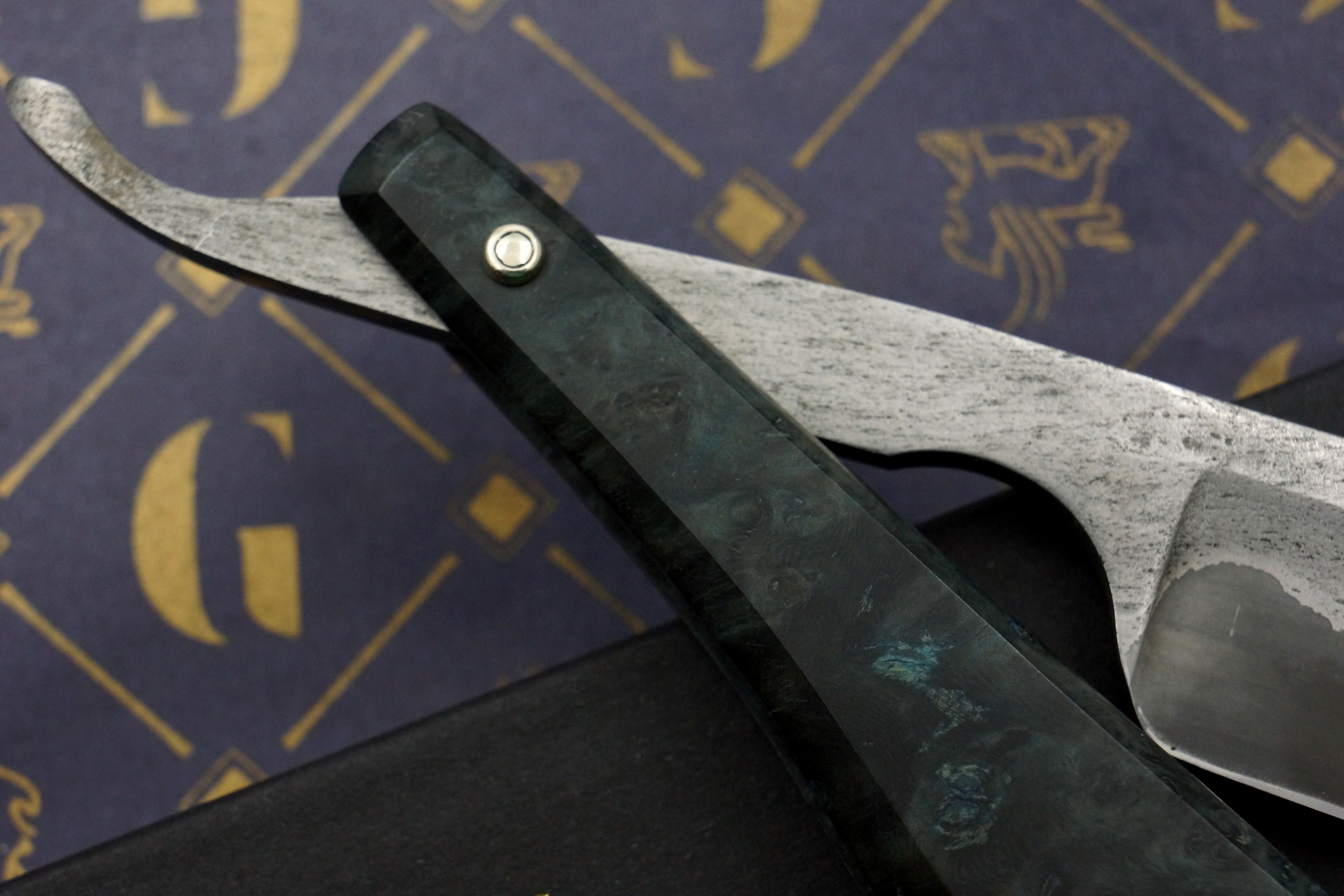 Griffith 7/8 Antique Wrought Iron & Steel San Mai Quarter Hollow - Burl Scales Artisan Straight Razor
