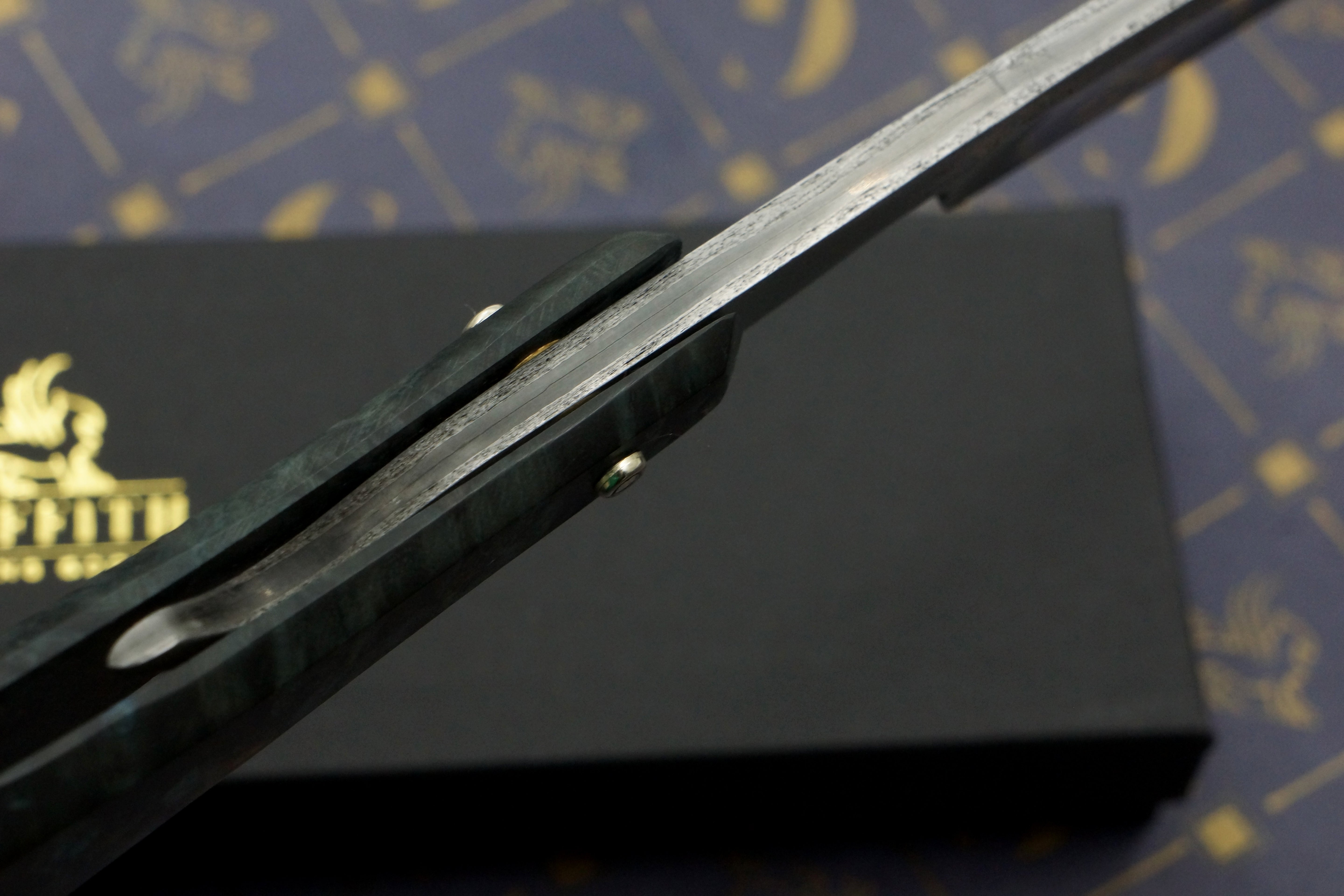 Griffith 7/8 Antique Wrought Iron & Steel San Mai Quarter Hollow - Burl Scales Artisan Straight Razor