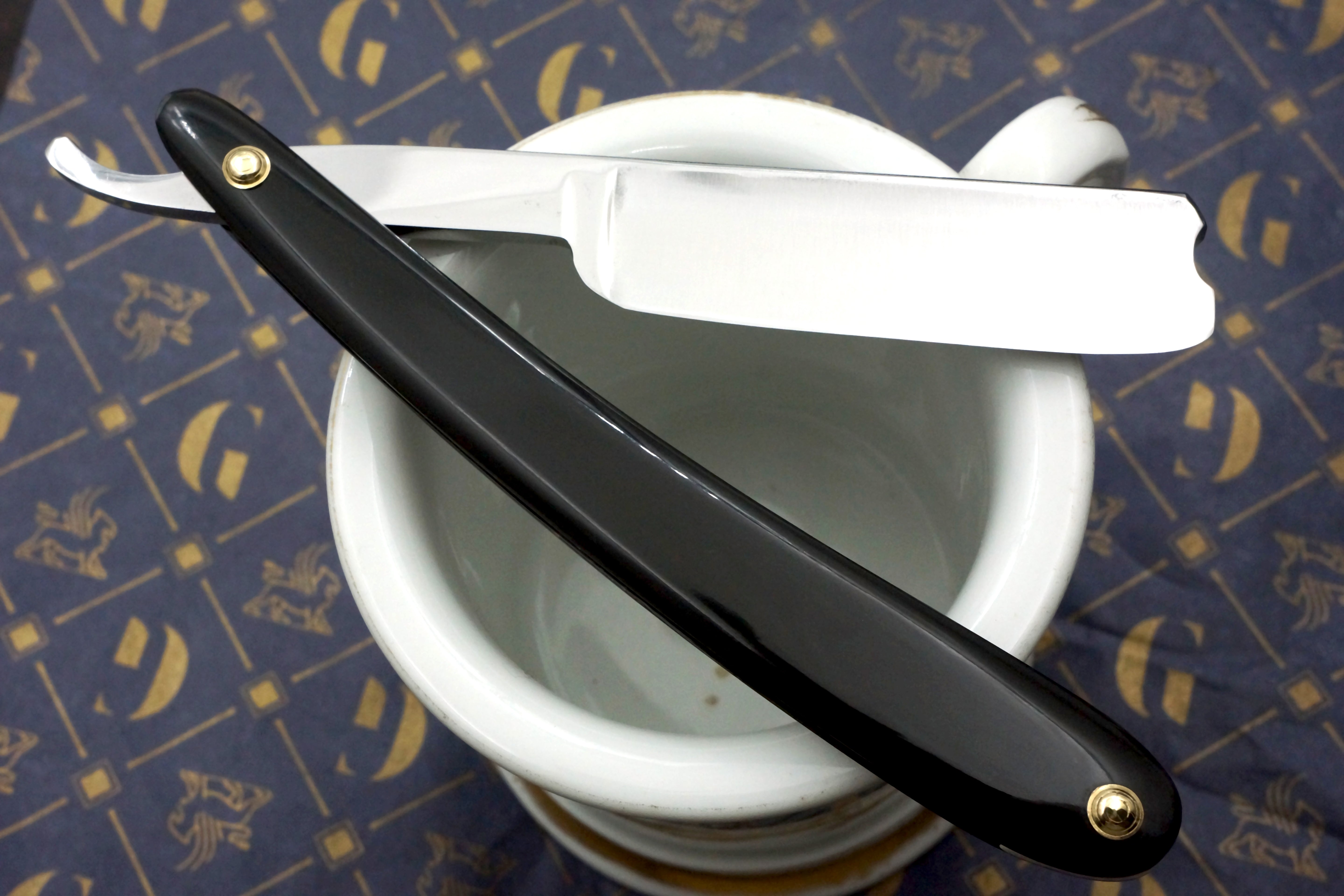Wade & Butcher "Hollow Ground" 6/8 Blade with New Horn Scales Sheffield Straight Razor - Shave Ready