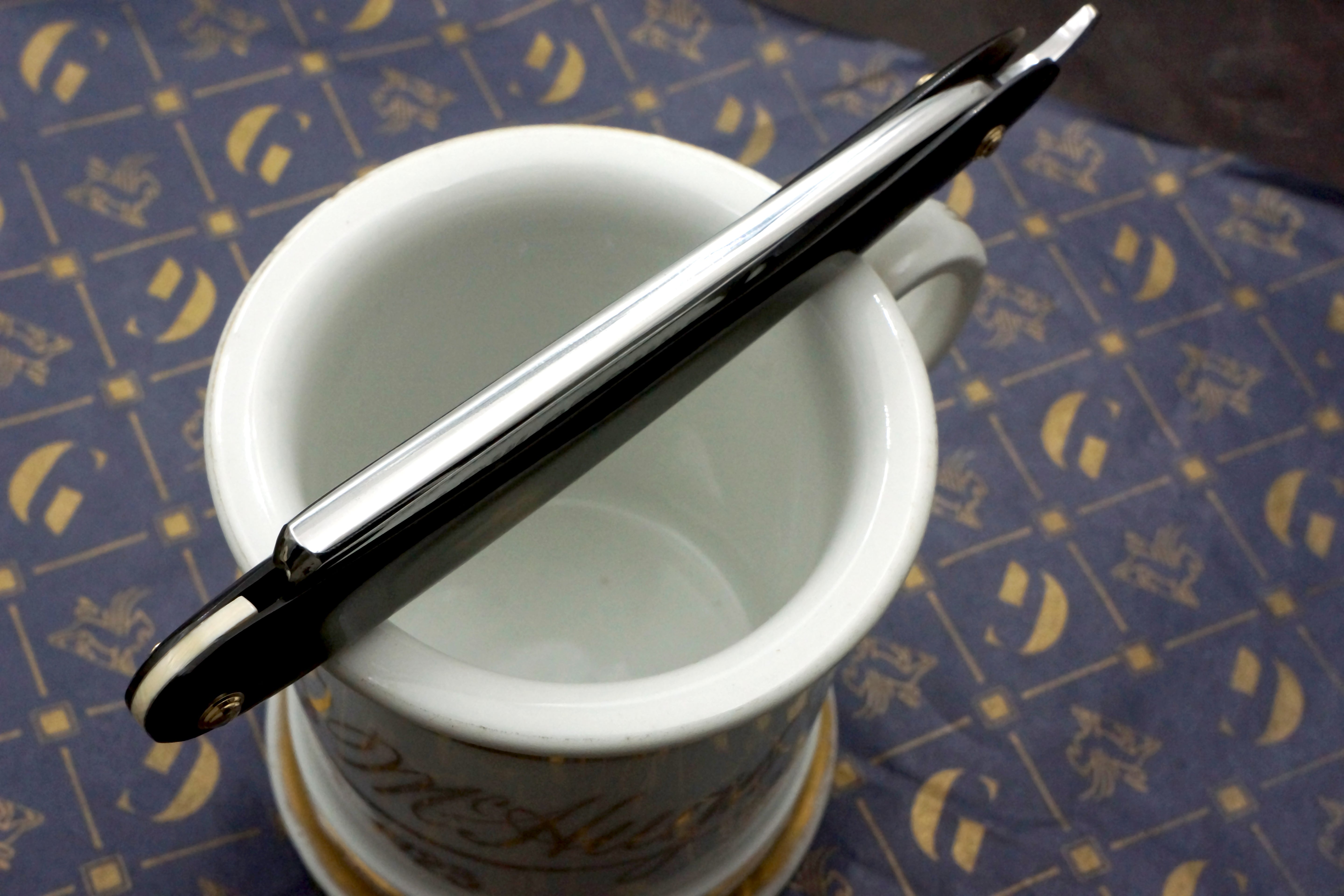 Wade & Butcher "Hollow Ground" 6/8 Blade with New Horn Scales Sheffield Straight Razor - Shave Ready