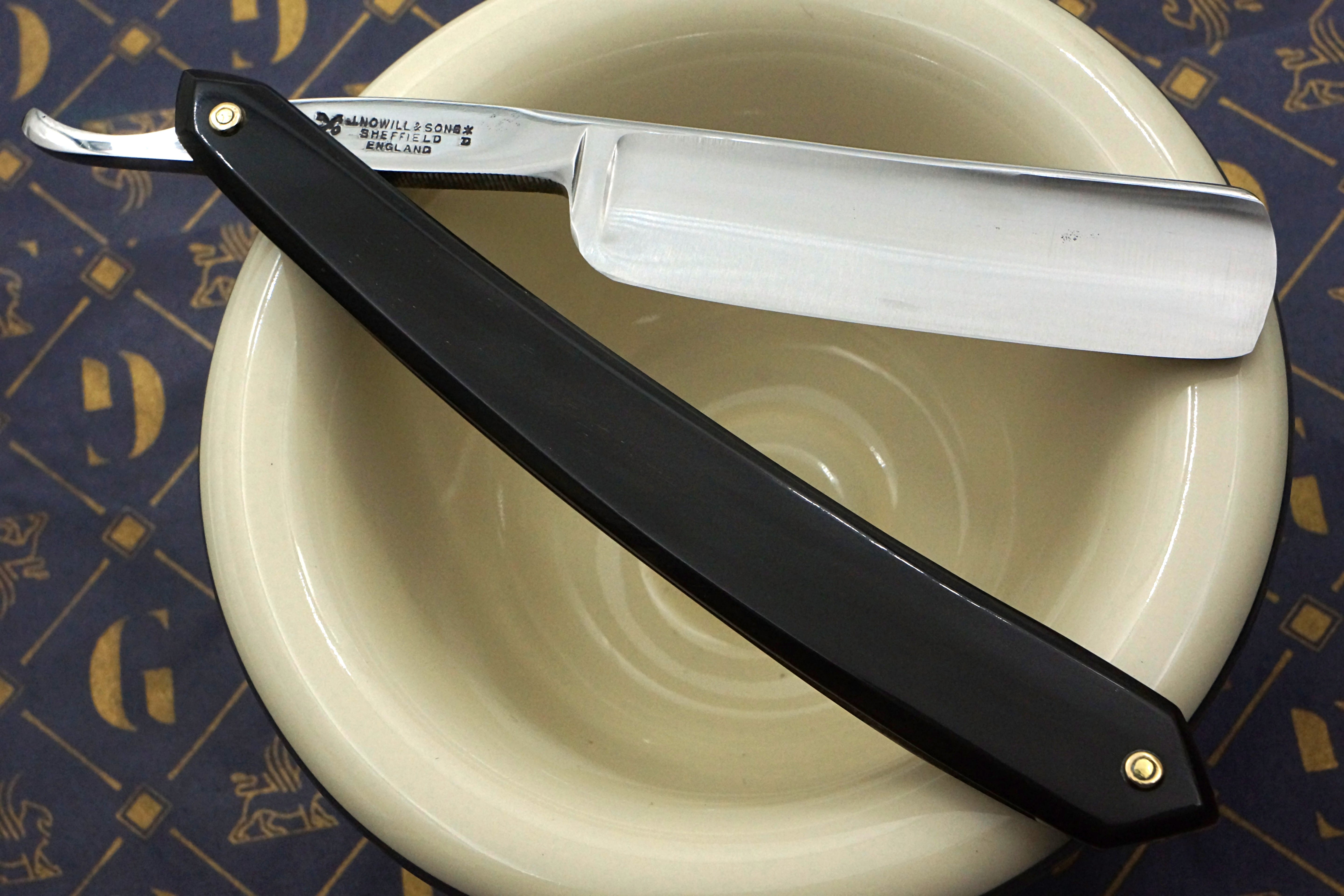 Griffith Krosskeys Sheffield Steel 13/16 Full Hollow Etched Blade - Horn Scales Artisan Straight Razor