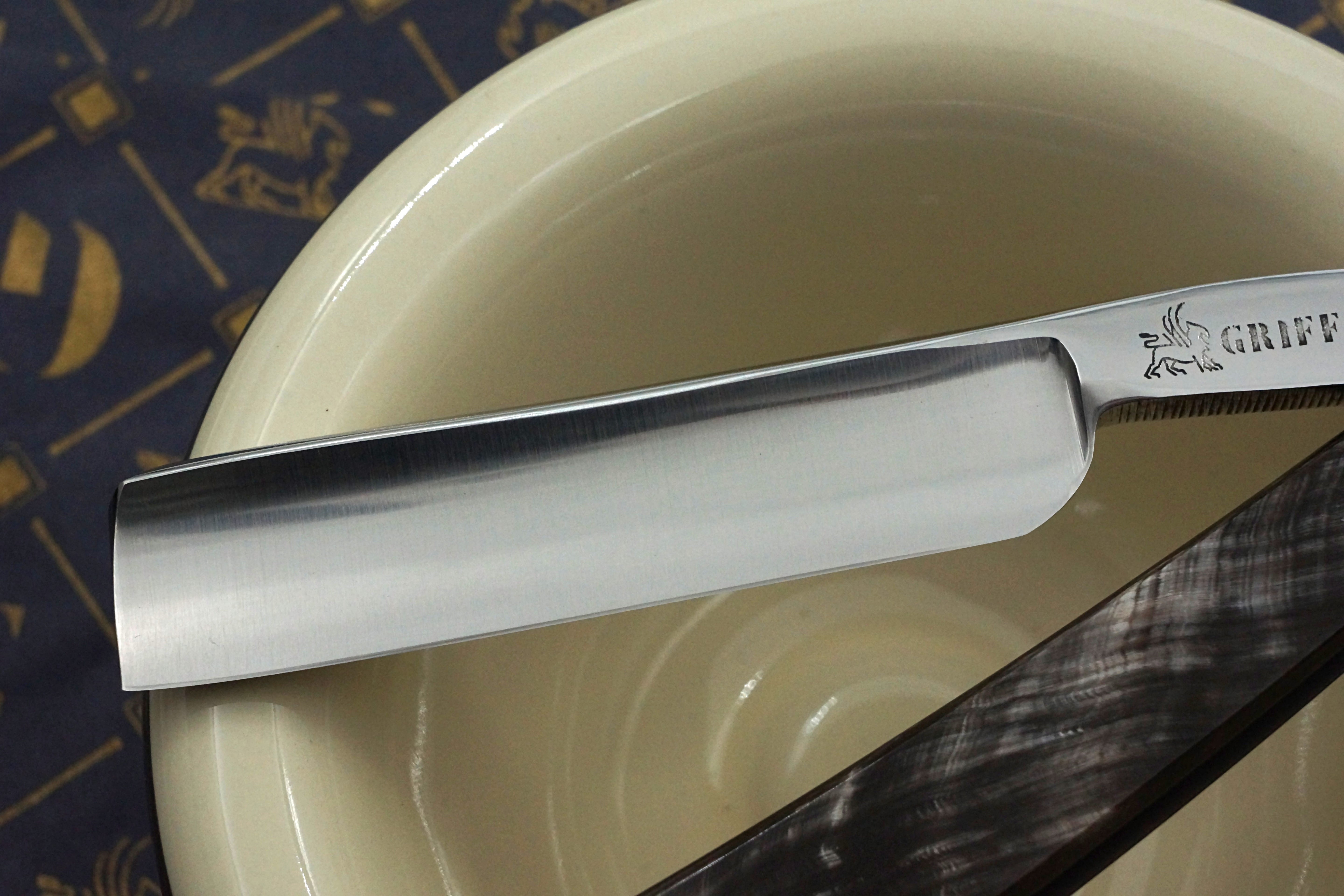 Griffith Krosskeys Sheffield Steel 11/16 Full Hollow Blade - Horn Scales Artisan Straight Razor