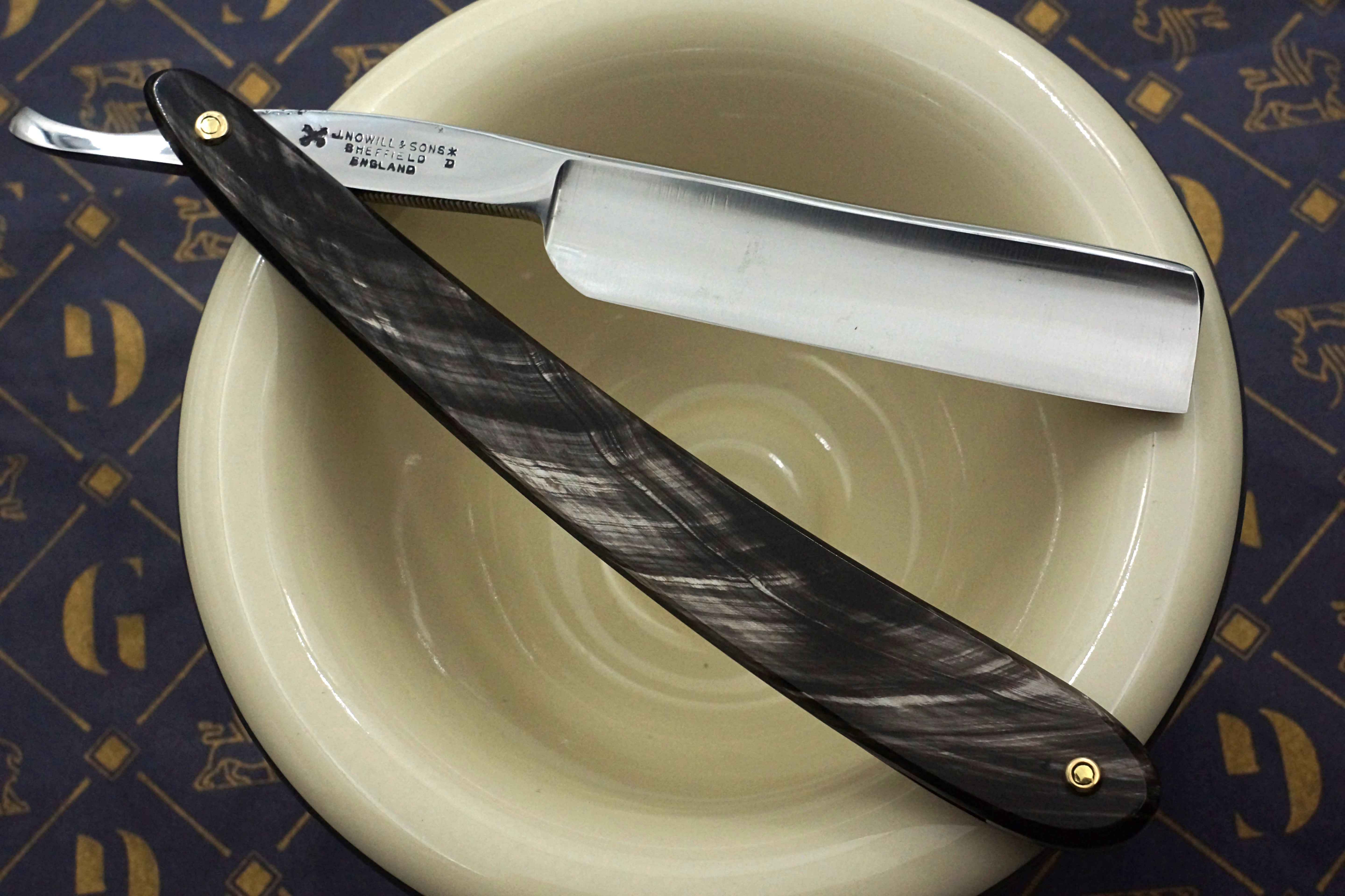 Griffith Krosskeys Sheffield Steel 11/16 Full Hollow Blade - Horn Scales Artisan Straight Razor