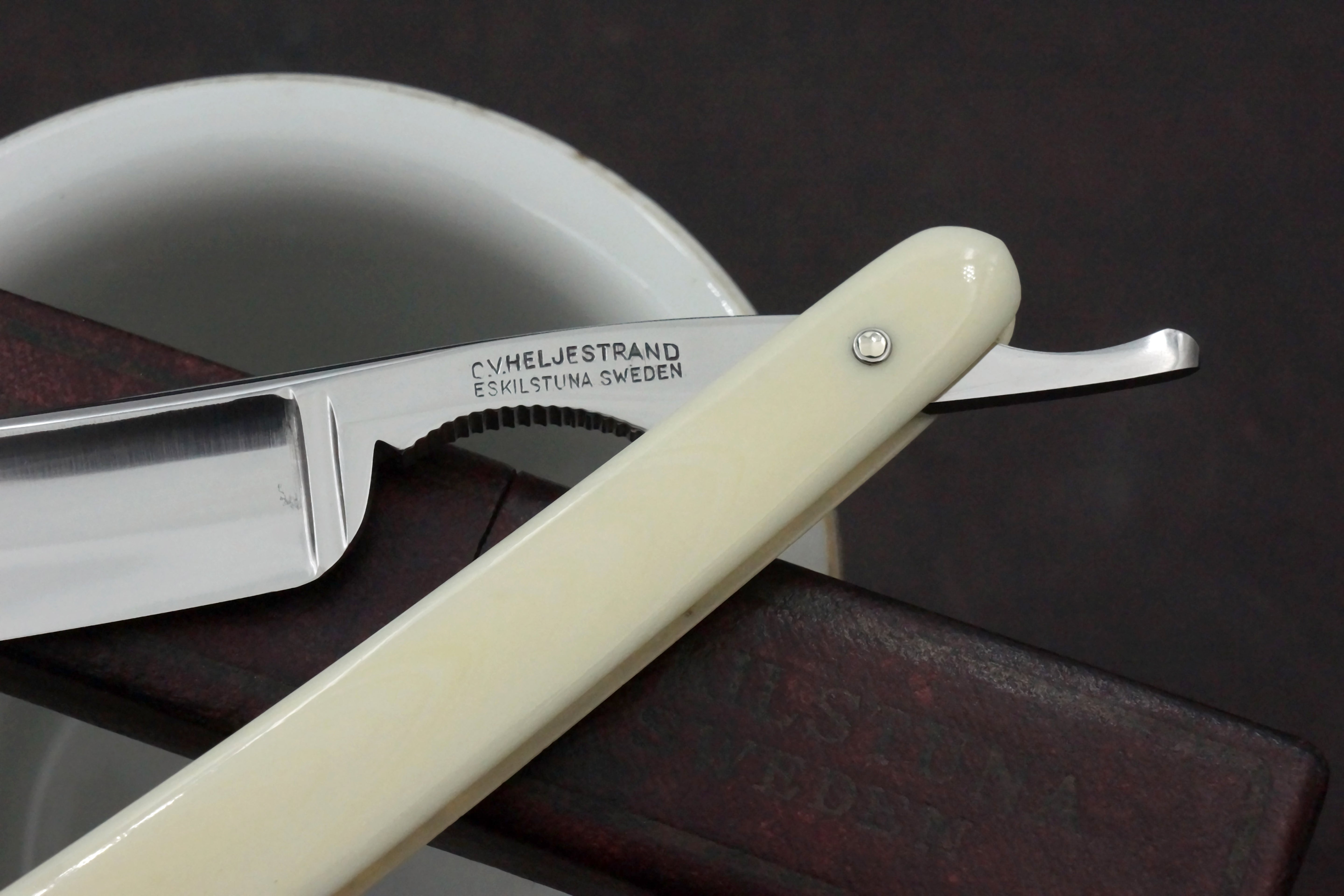 C.V. Heljestrand MK No.31 11/16 Blade -Near Pristine Ivory Scaled Eskilstuna Sweden Straight Razor - Shave Ready