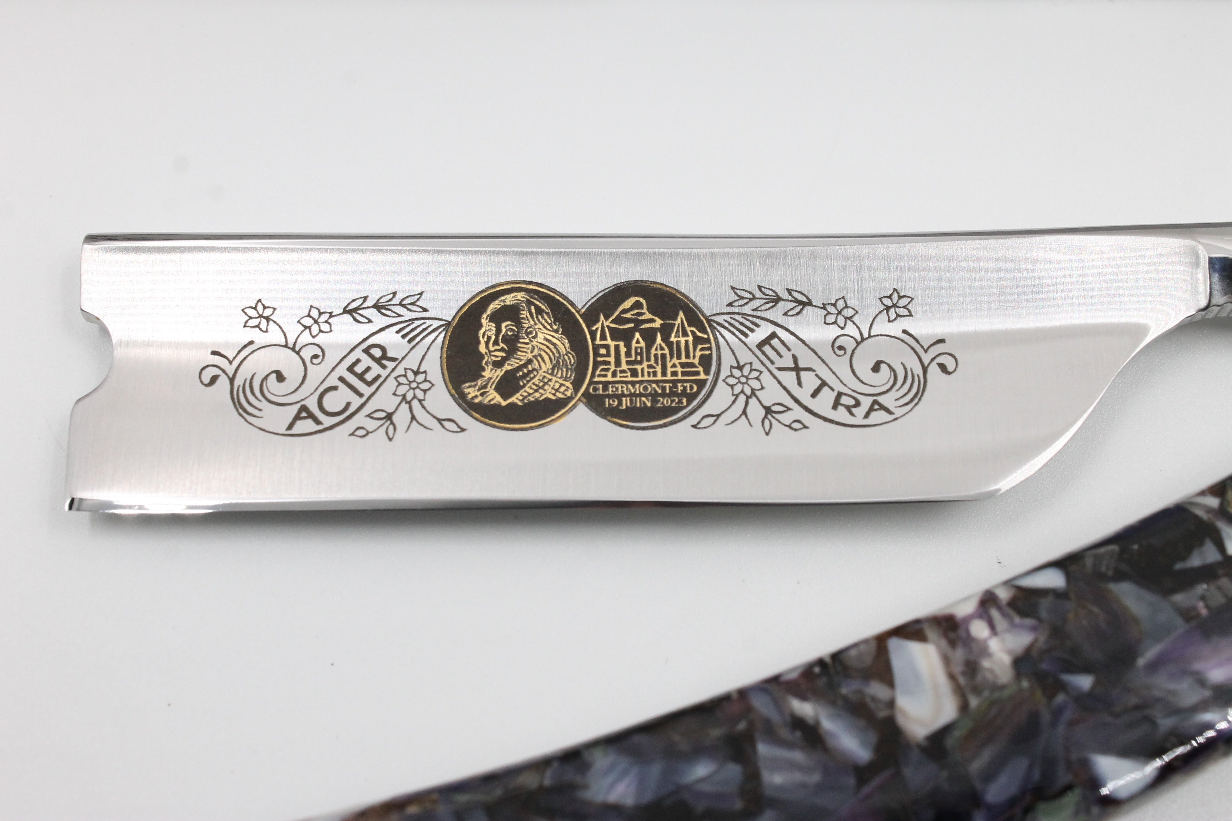 Thiers Issard 7/8 "Medaille Pascal" Gold Etch - Real Mussel Shells Scales - Full Hollow Straight Razor