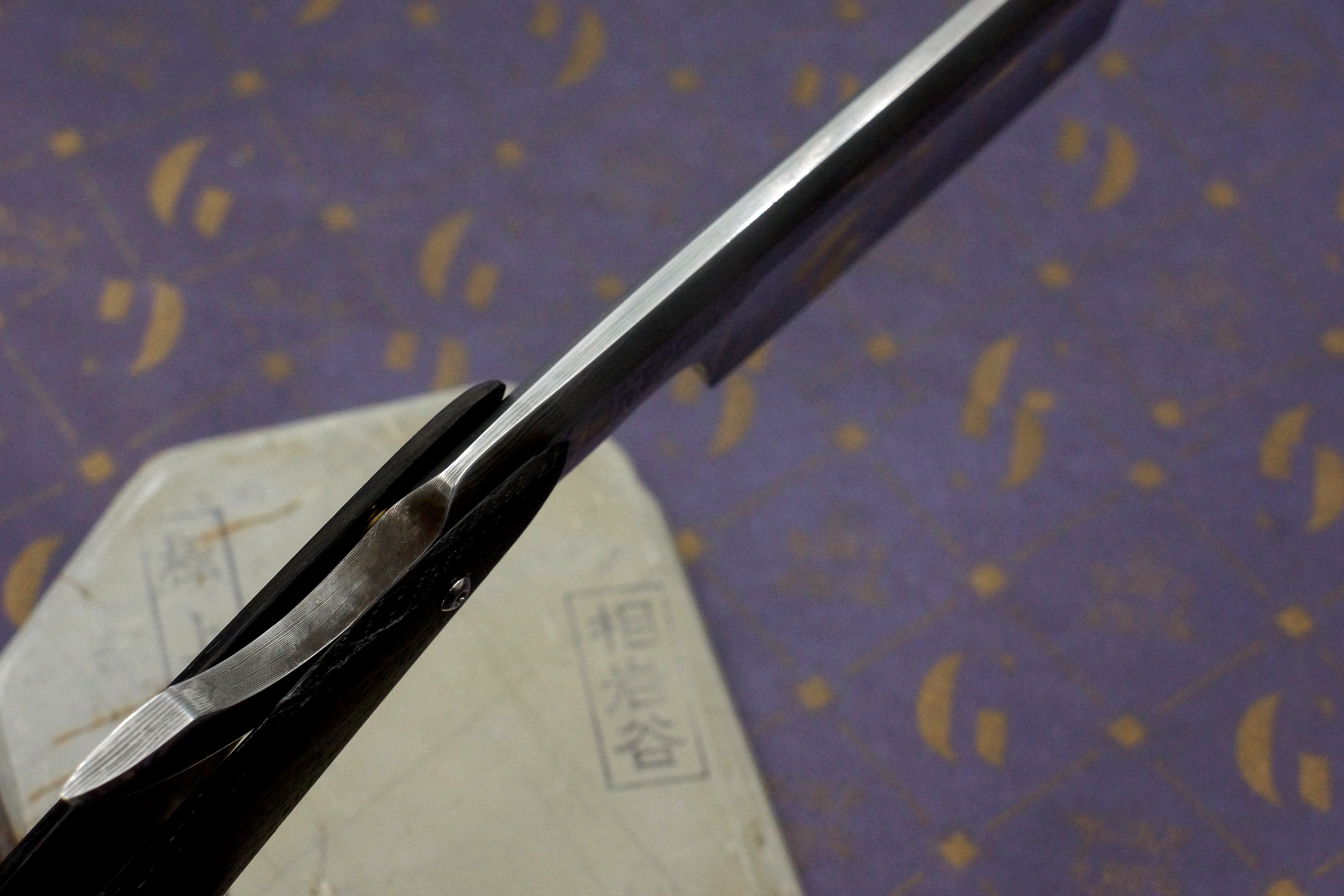 Griffith 10/8 Damascus Quarter Hollow - Bog Oak Scales Artisan Straight Razor
