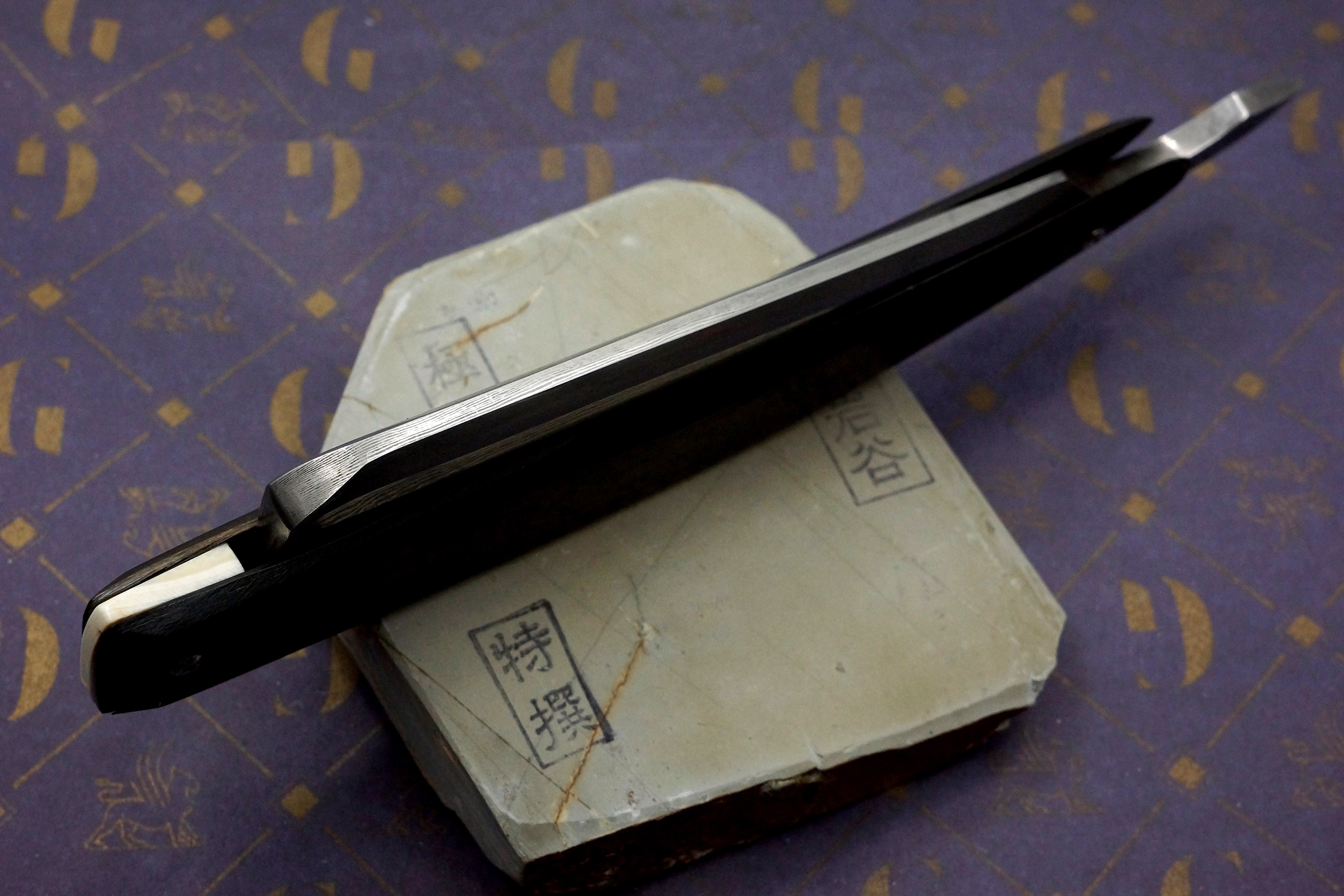 Griffith 10/8 Damascus Quarter Hollow - Bog Oak Scales Artisan Straight Razor