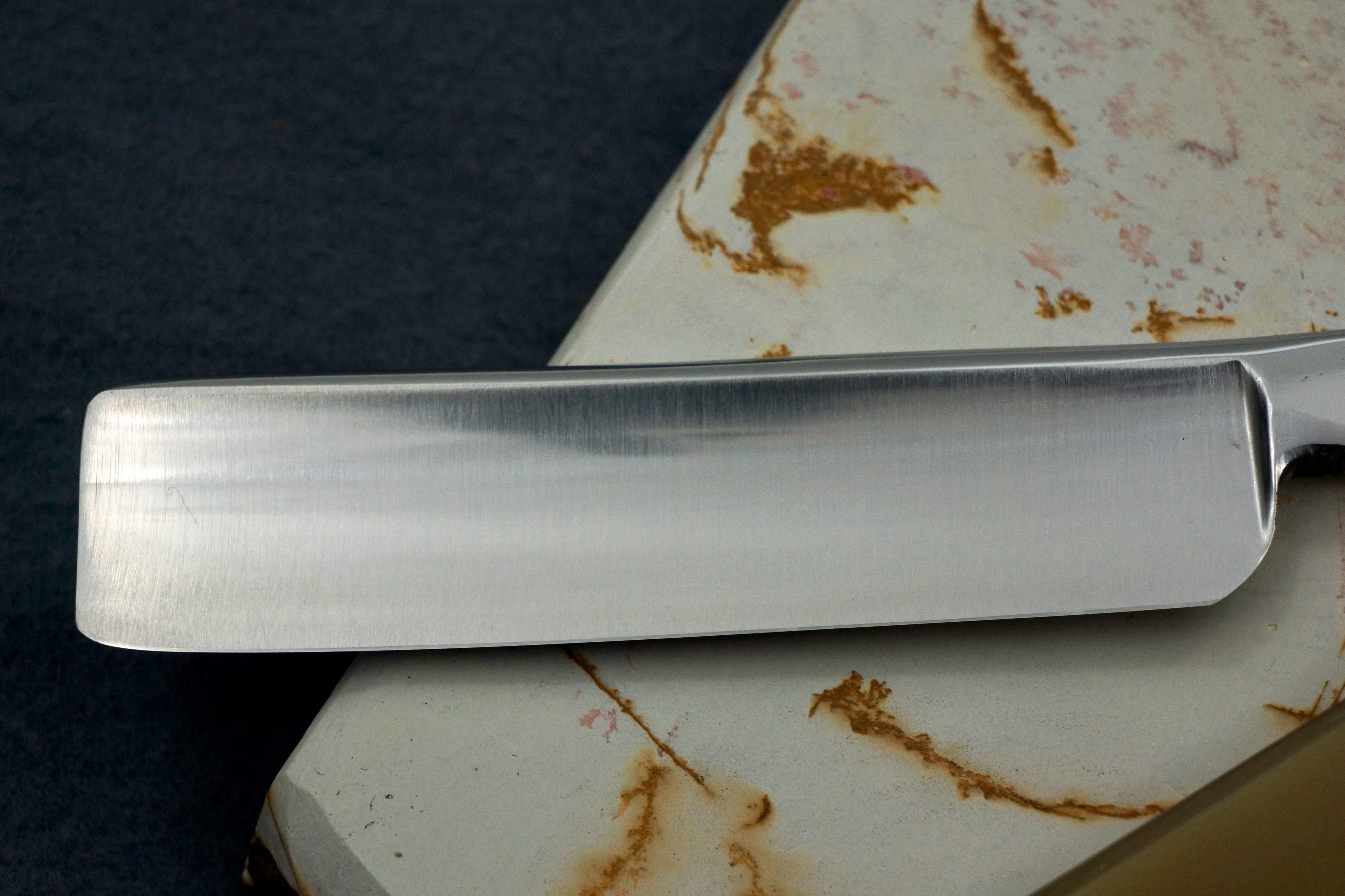 Griffith Krosskeys Sheffield Steel 11/16 Full Hollow Blade - Blonde Horn Scales Artisan Straight Razor