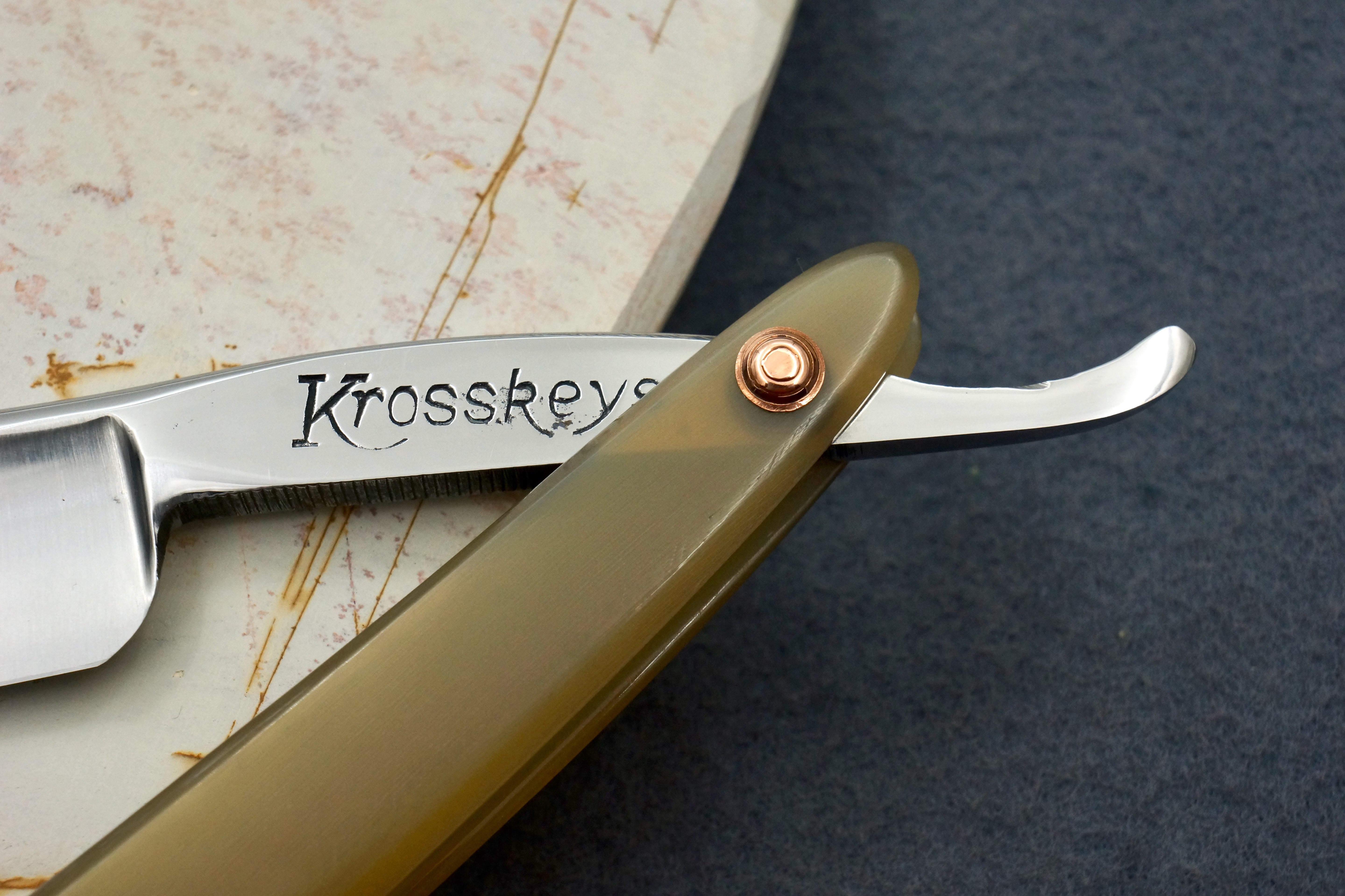 Griffith Krosskeys Sheffield Steel 11/16 Full Hollow Blade - Blonde Horn Scales Artisan Straight Razor