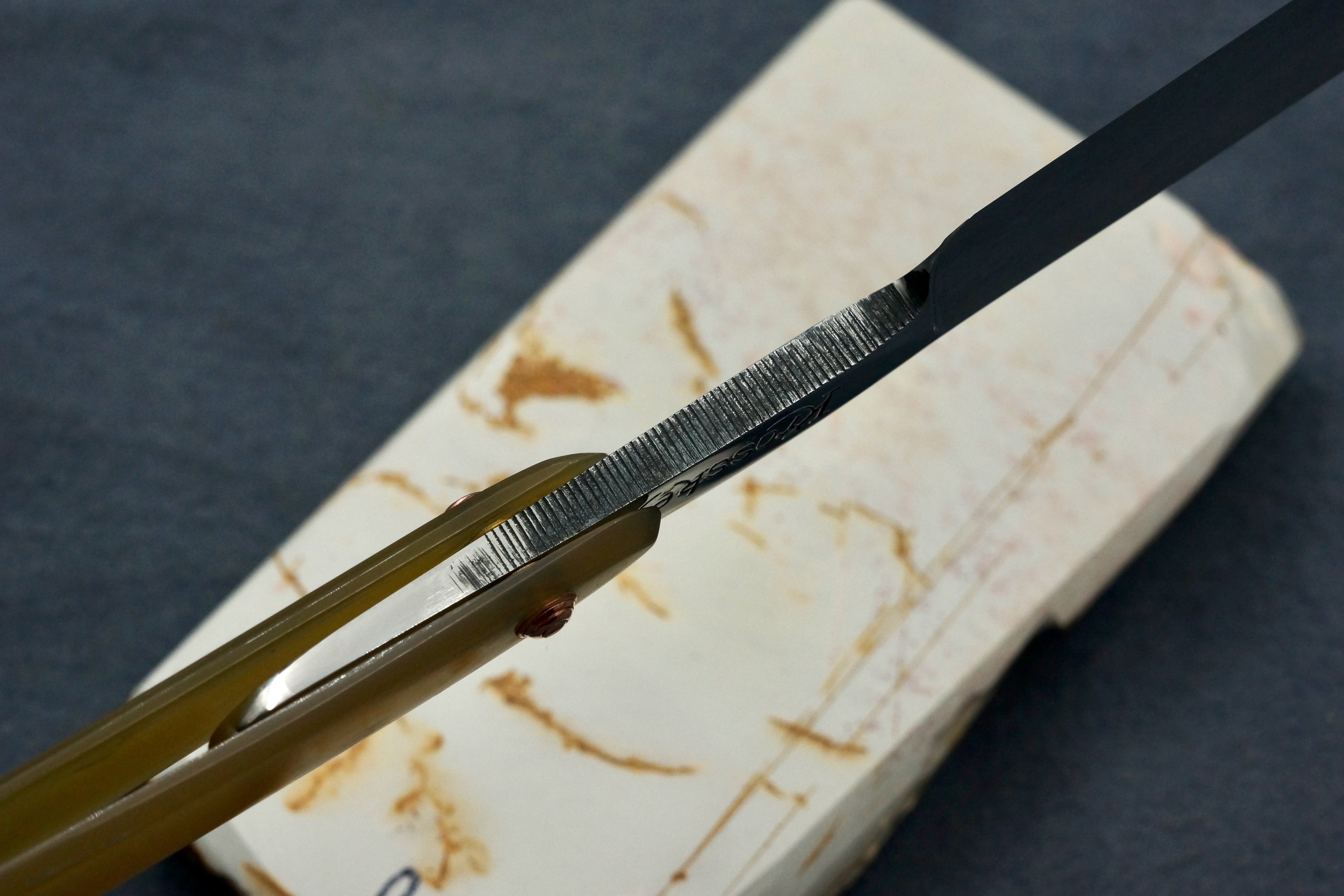 Griffith Krosskeys Sheffield Steel 11/16 Full Hollow Blade - Blonde Horn Scales Artisan Straight Razor