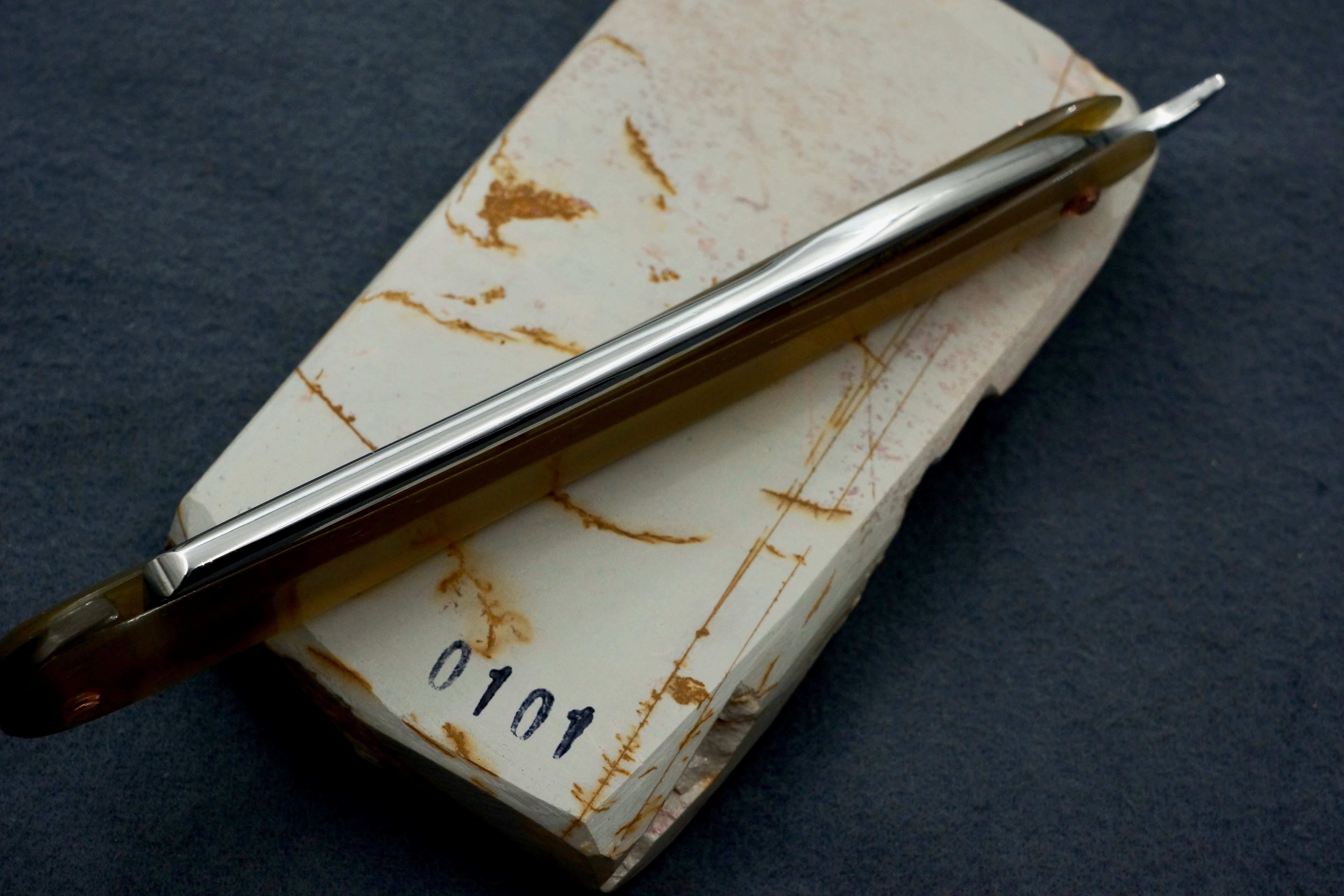 Griffith Krosskeys Sheffield Steel 11/16 Full Hollow Blade - Blonde Horn Scales Artisan Straight Razor
