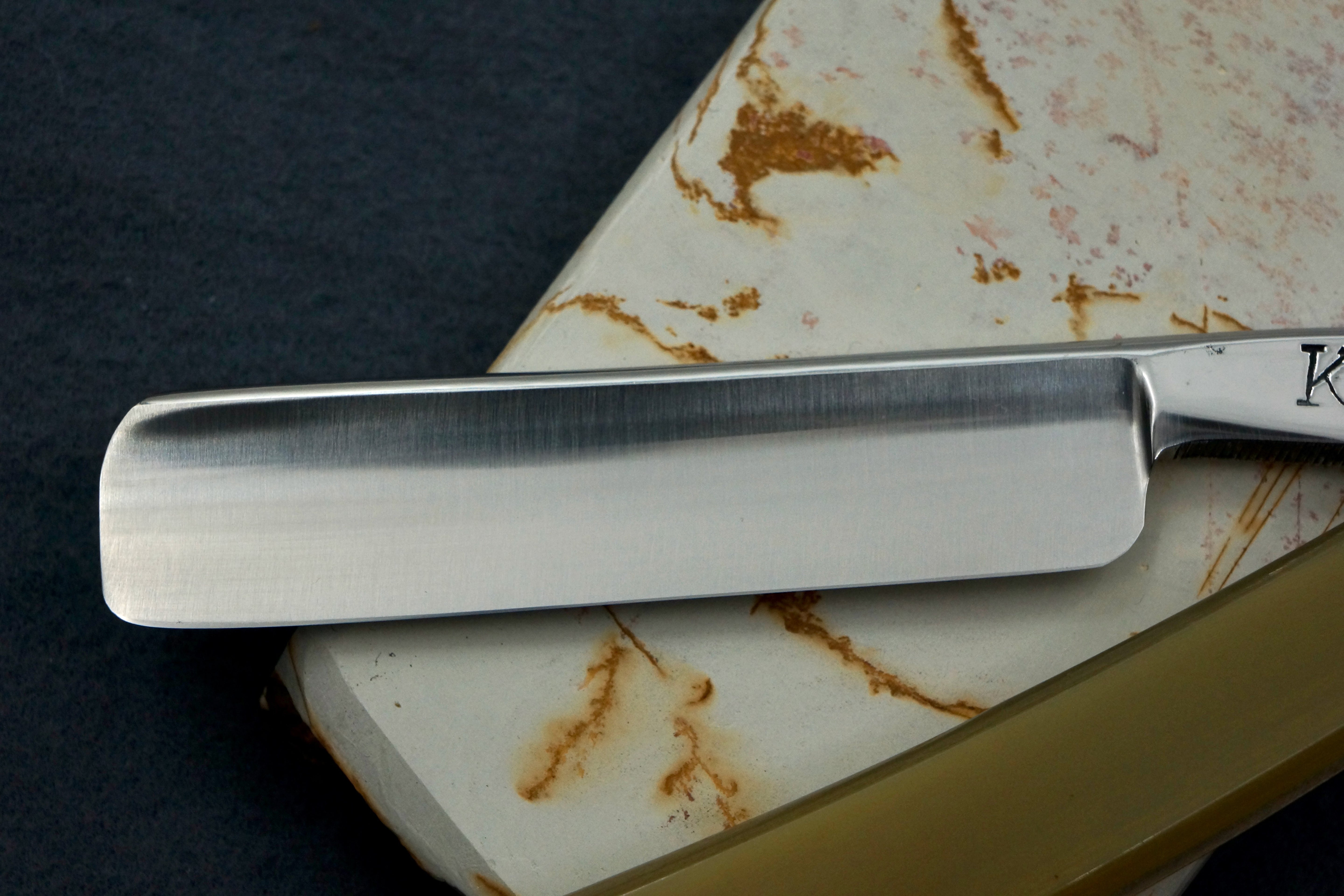 Griffith Krosskeys Sheffield Steel 11/16 Full Hollow Blade - Blonde Horn Scales Artisan Straight Razor