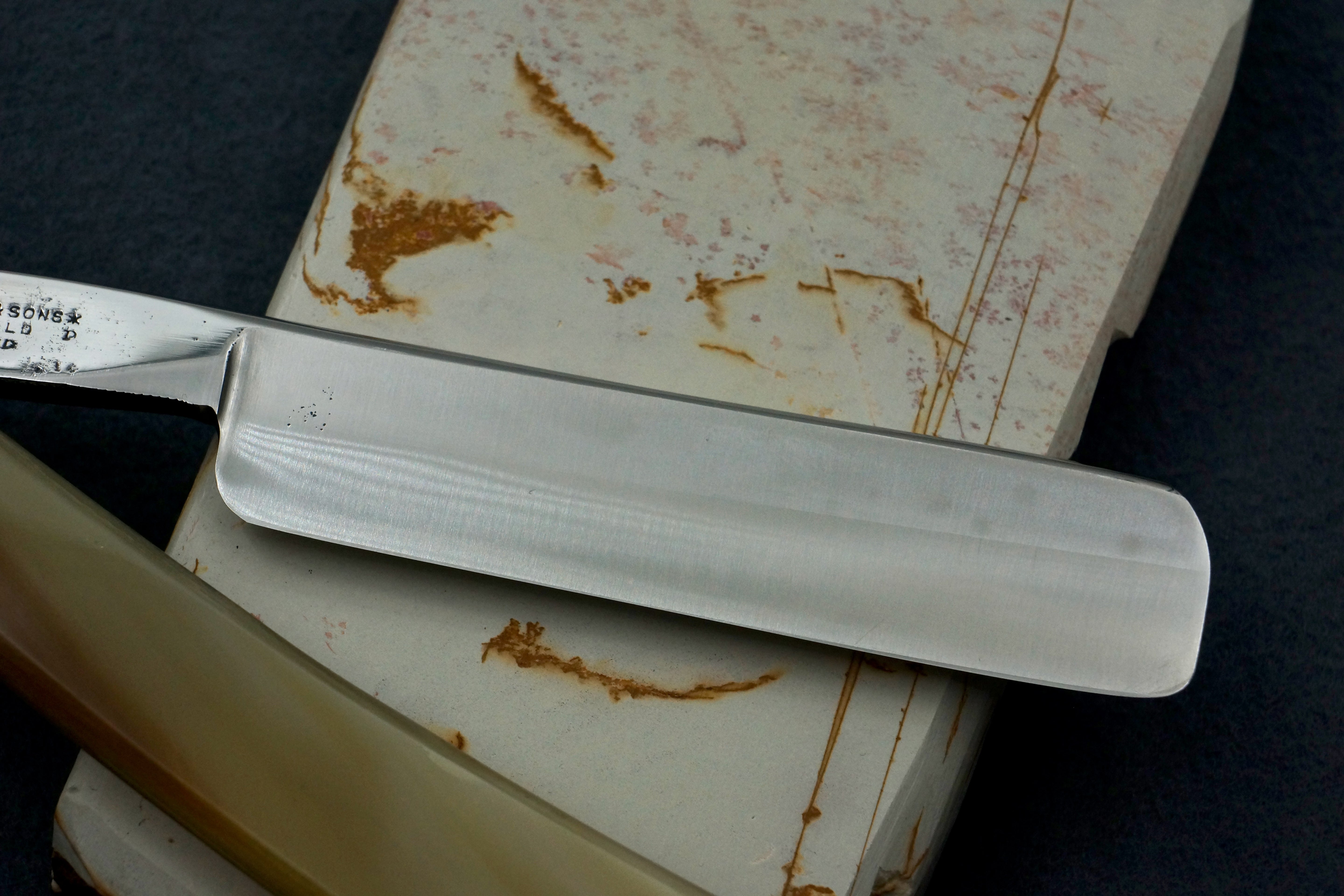 Griffith Krosskeys Sheffield Steel 11/16 Full Hollow Blade - Blonde Horn Scales Artisan Straight Razor