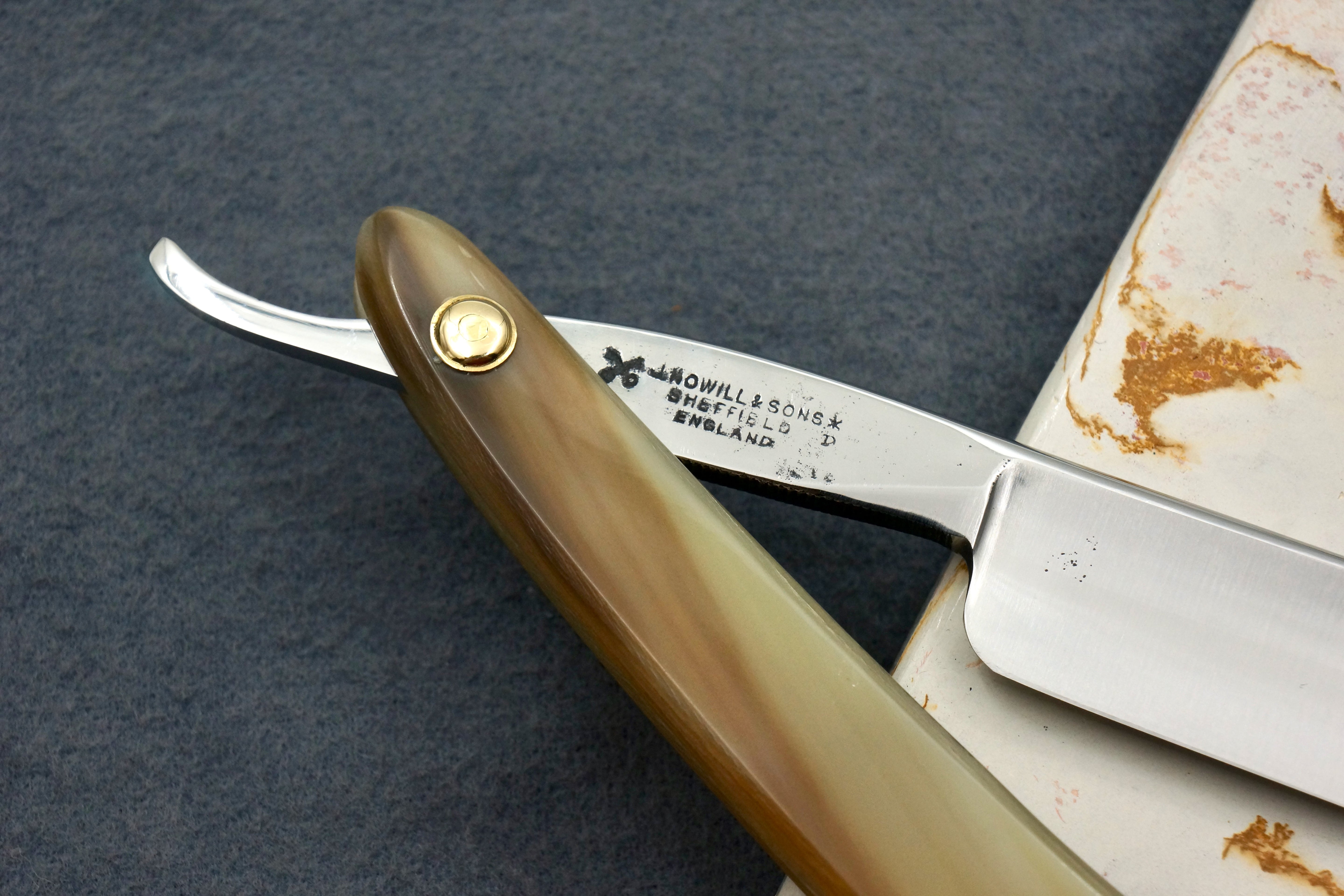 Griffith Krosskeys Sheffield Steel 11/16 Full Hollow Blade - Blonde Horn Scales Artisan Straight Razor