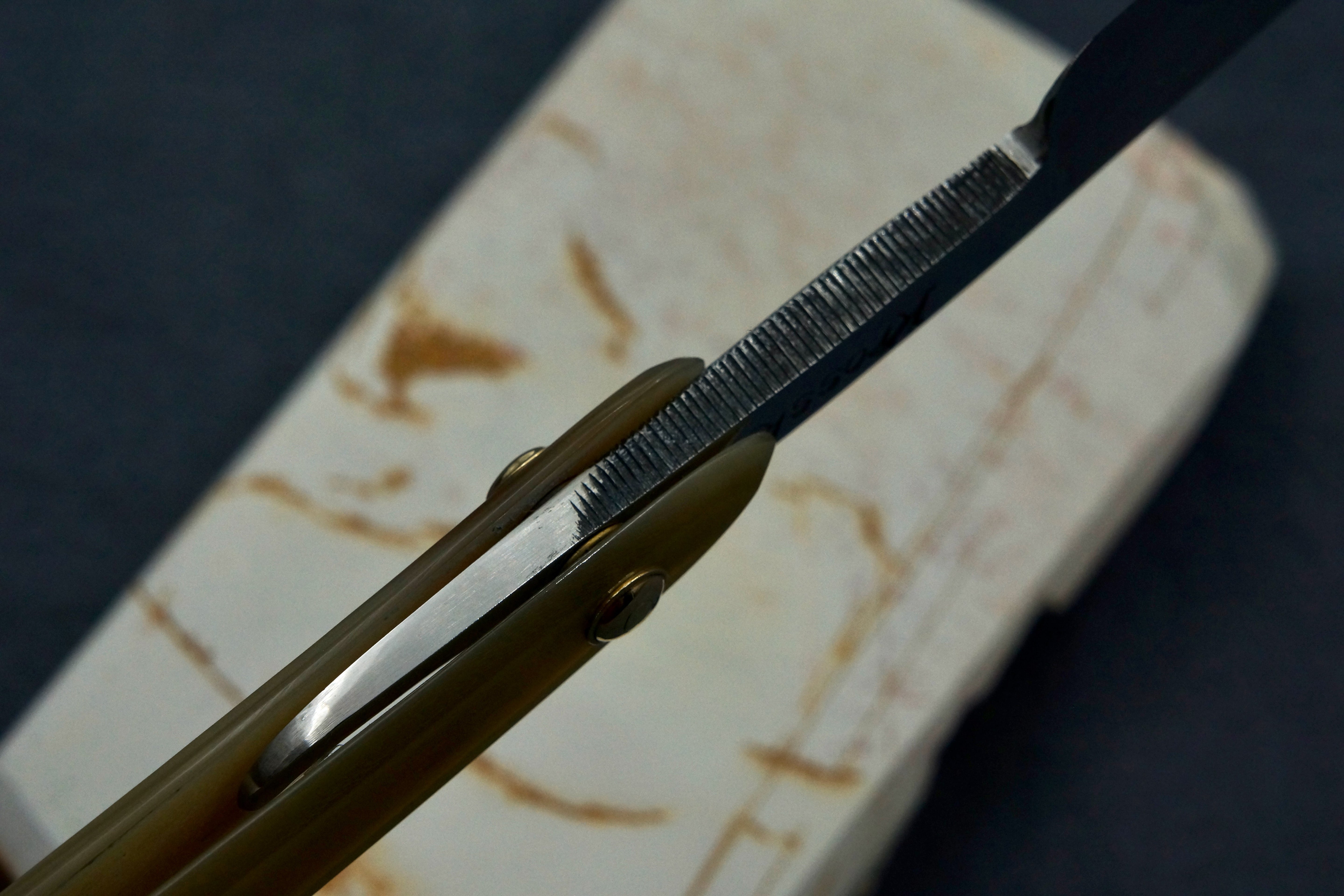 Griffith Krosskeys Sheffield Steel 11/16 Full Hollow Blade - Blonde Horn Scales Artisan Straight Razor