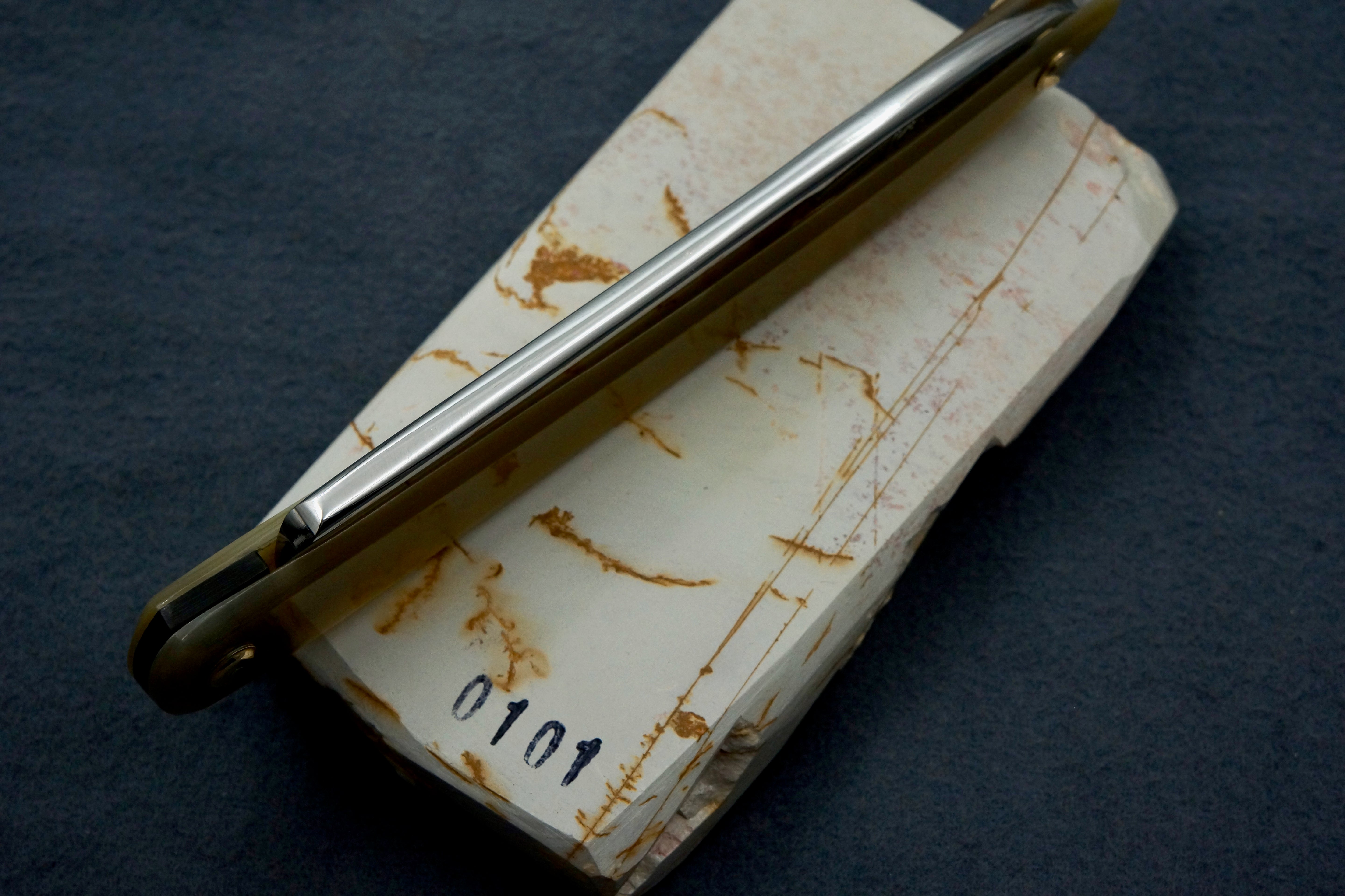 Griffith Krosskeys Sheffield Steel 11/16 Full Hollow Blade - Blonde Horn Scales Artisan Straight Razor