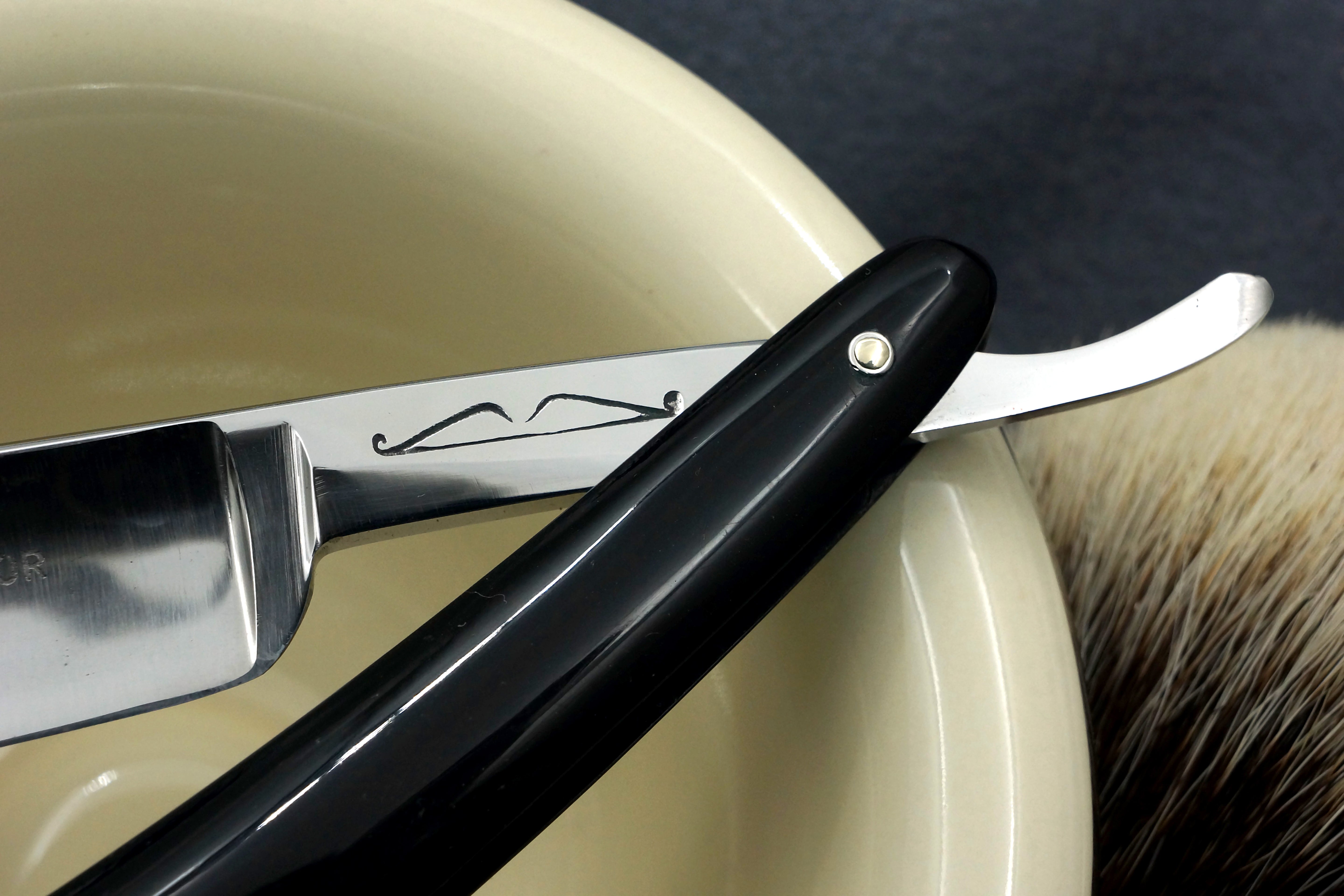 Rasoir droit Wade &amp; Butcher « Bow Razor » 11/16" de large - Rasoir droit personnalisé en corne de Sheffield entièrement restauré - Prêt à raser