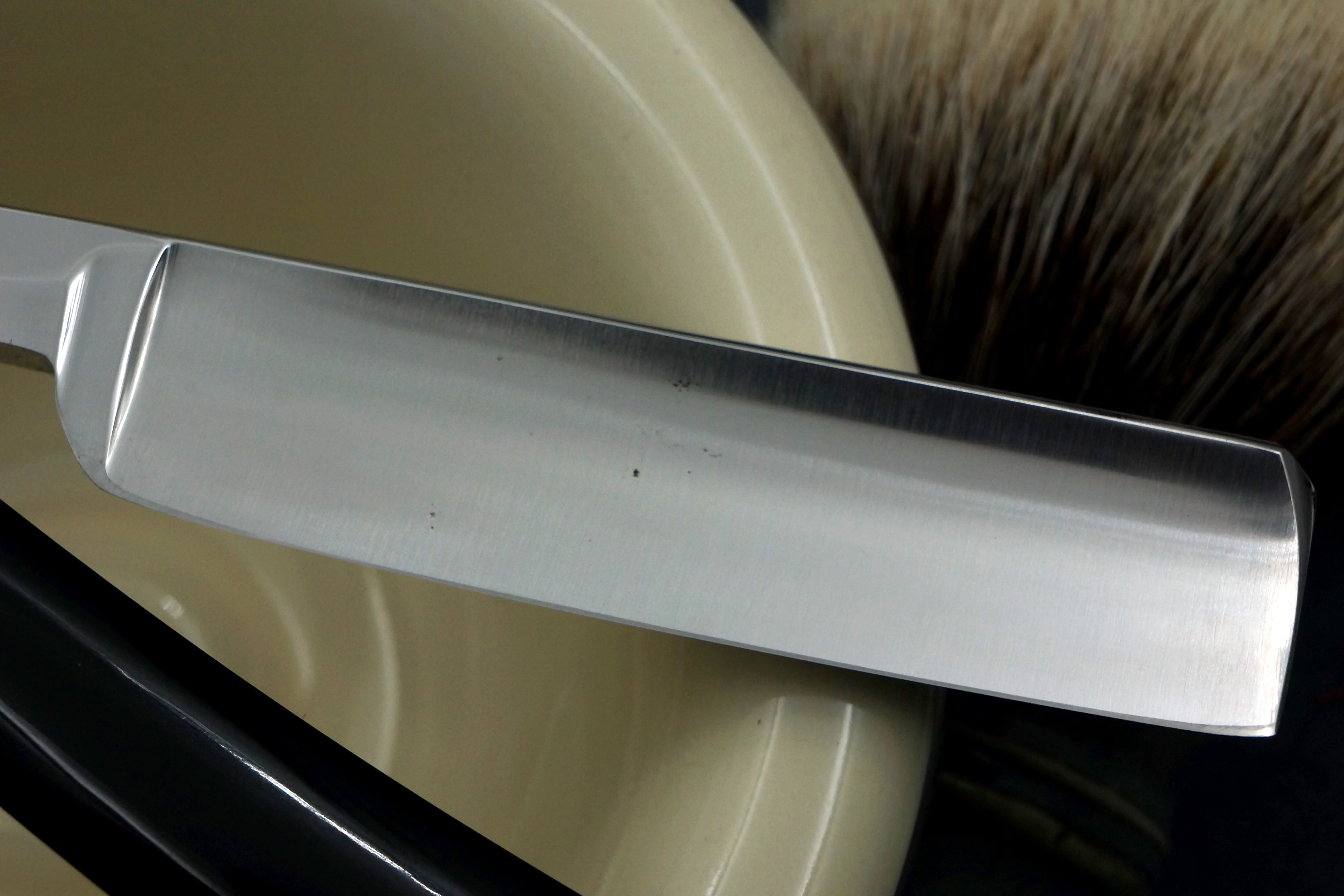 Rasoir droit Wade &amp; Butcher « Bow Razor » 11/16" de large - Rasoir droit personnalisé en corne de Sheffield entièrement restauré - Prêt à raser