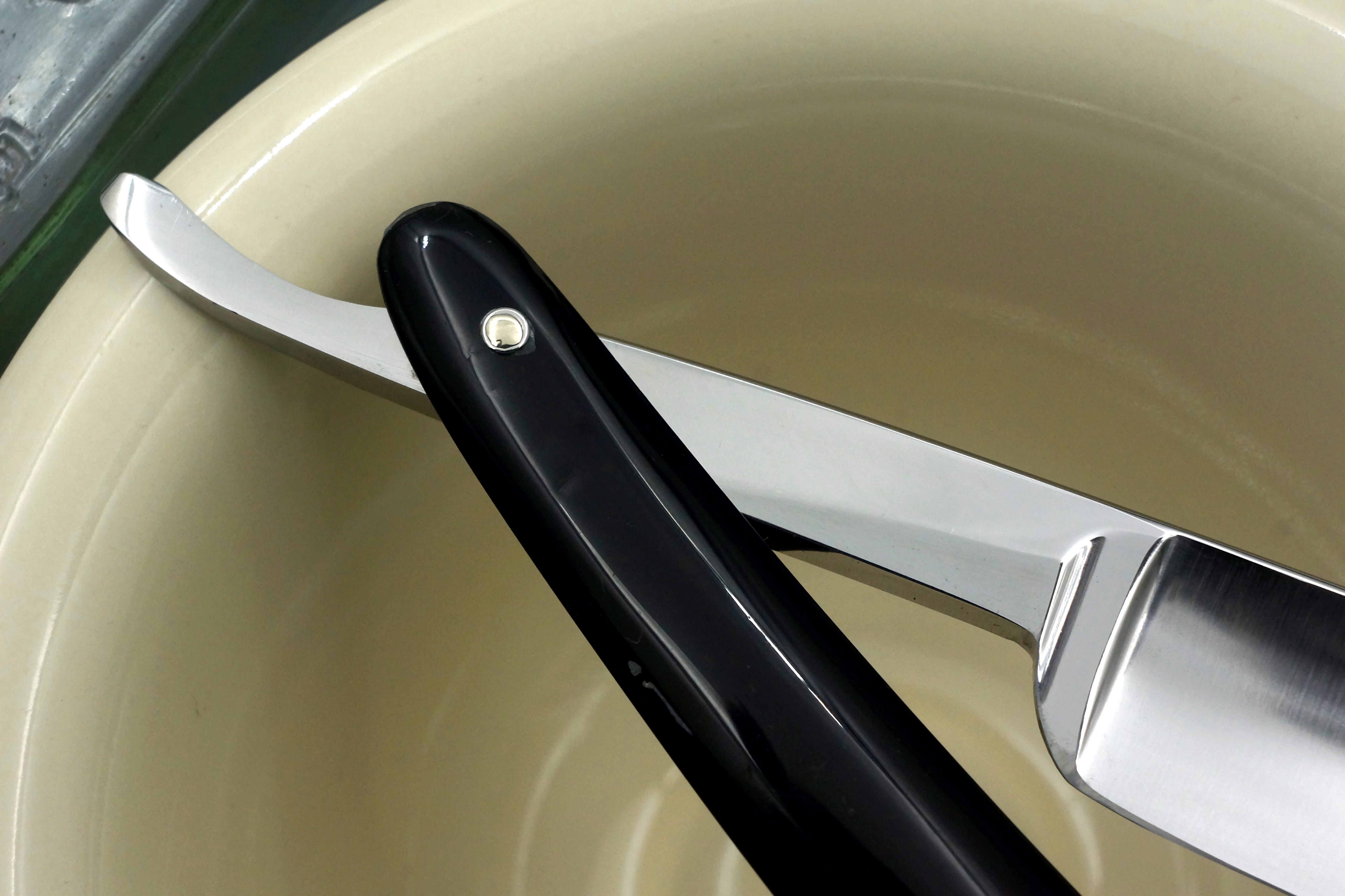 Rasoir droit Wade &amp; Butcher « Bow Razor » 11/16" de large - Rasoir droit personnalisé en corne de Sheffield entièrement restauré - Prêt à raser