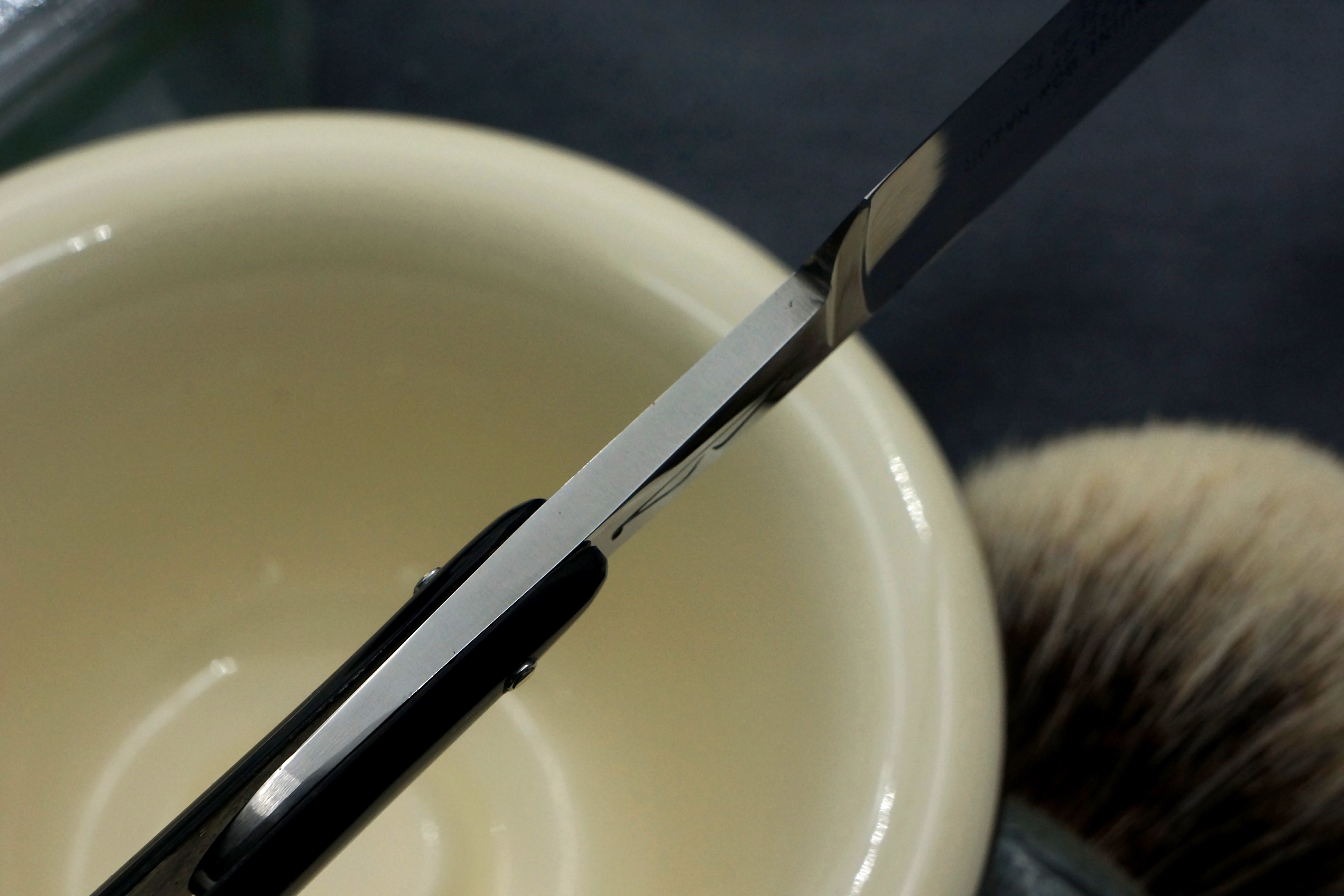 Rasoir droit Wade &amp; Butcher « Bow Razor » 11/16" de large - Rasoir droit personnalisé en corne de Sheffield entièrement restauré - Prêt à raser