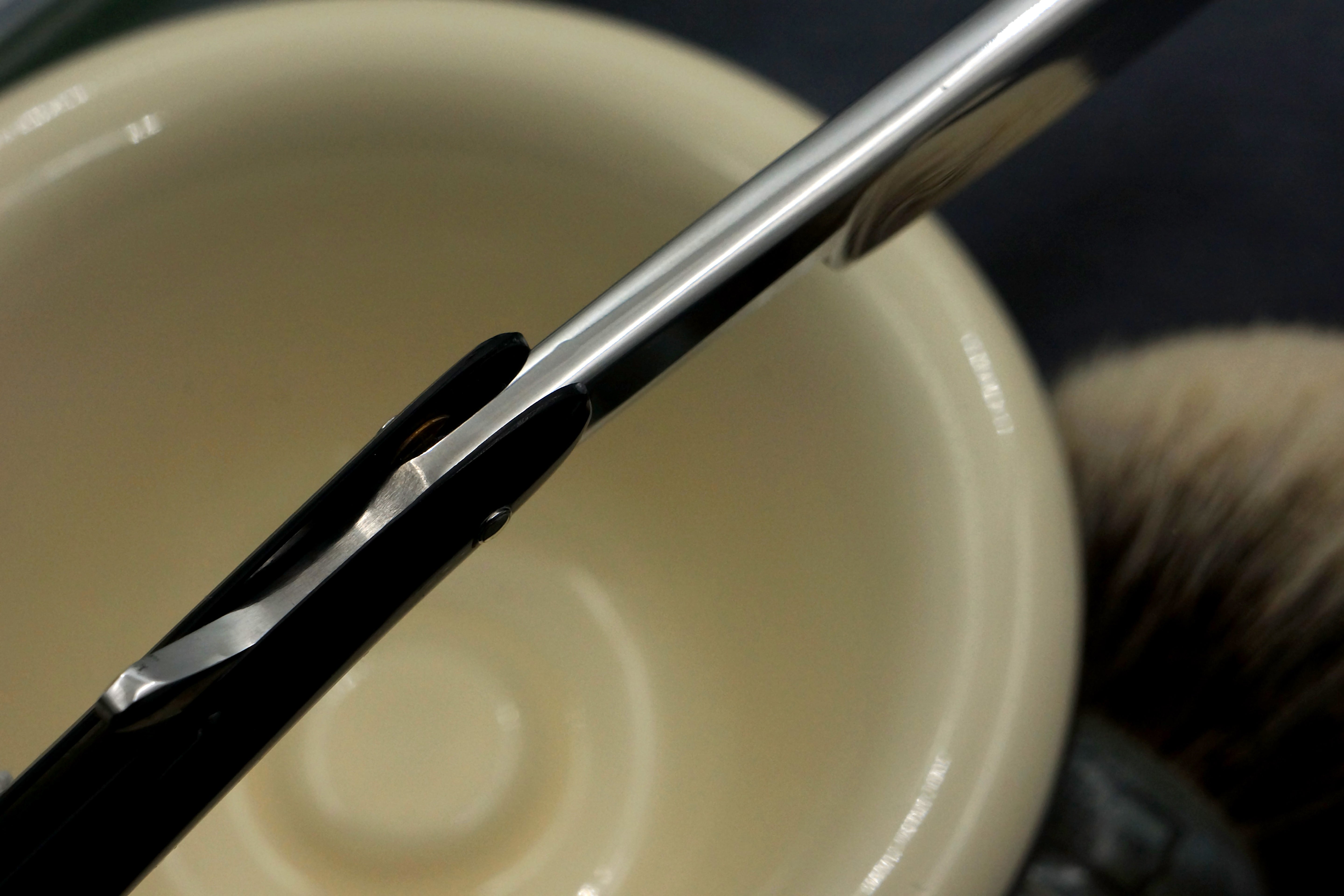 Rasoir droit Wade &amp; Butcher « Bow Razor » 11/16" de large - Rasoir droit personnalisé en corne de Sheffield entièrement restauré - Prêt à raser