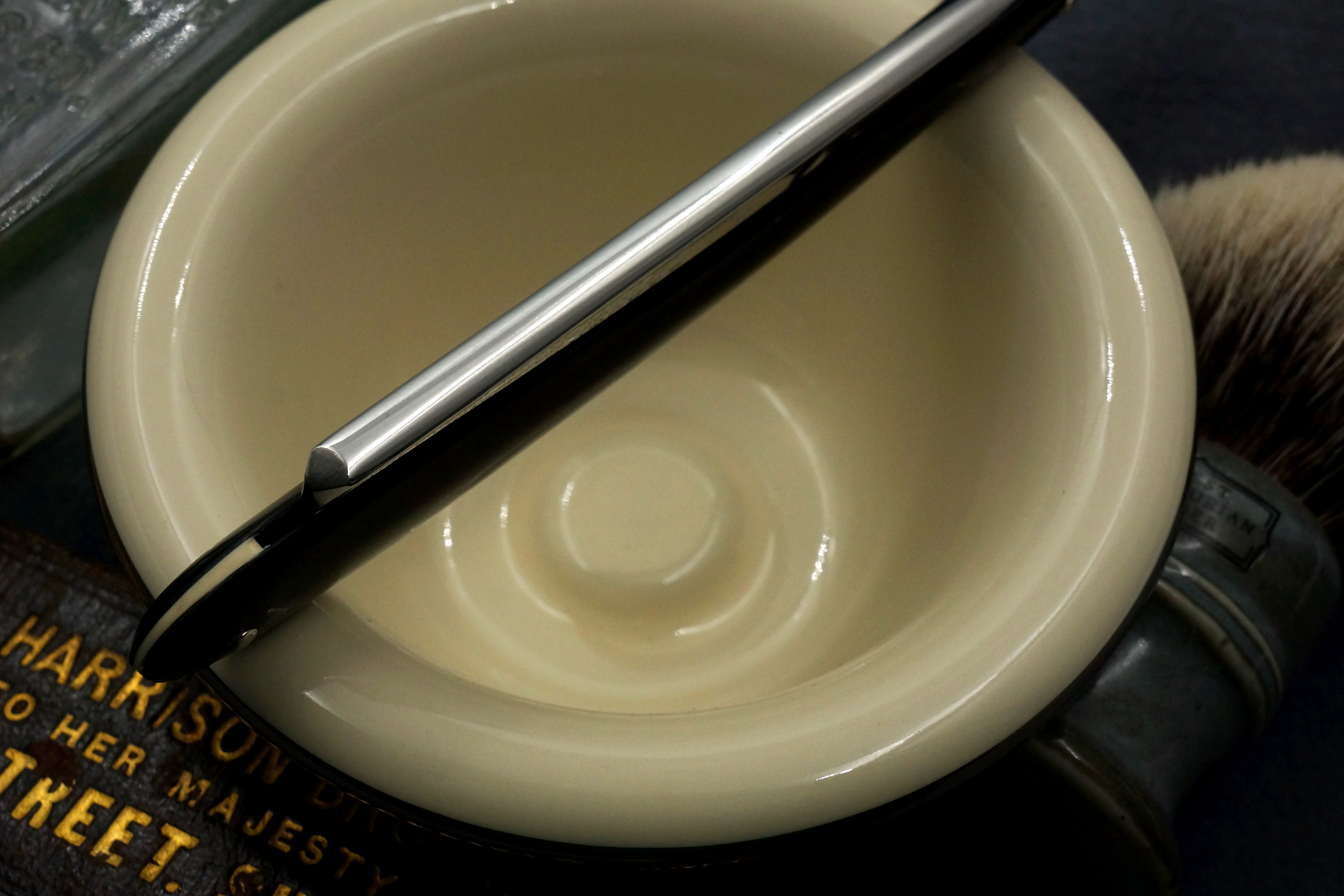 Rasoir droit Wade &amp; Butcher « Bow Razor » 11/16" de large - Rasoir droit personnalisé en corne de Sheffield entièrement restauré - Prêt à raser