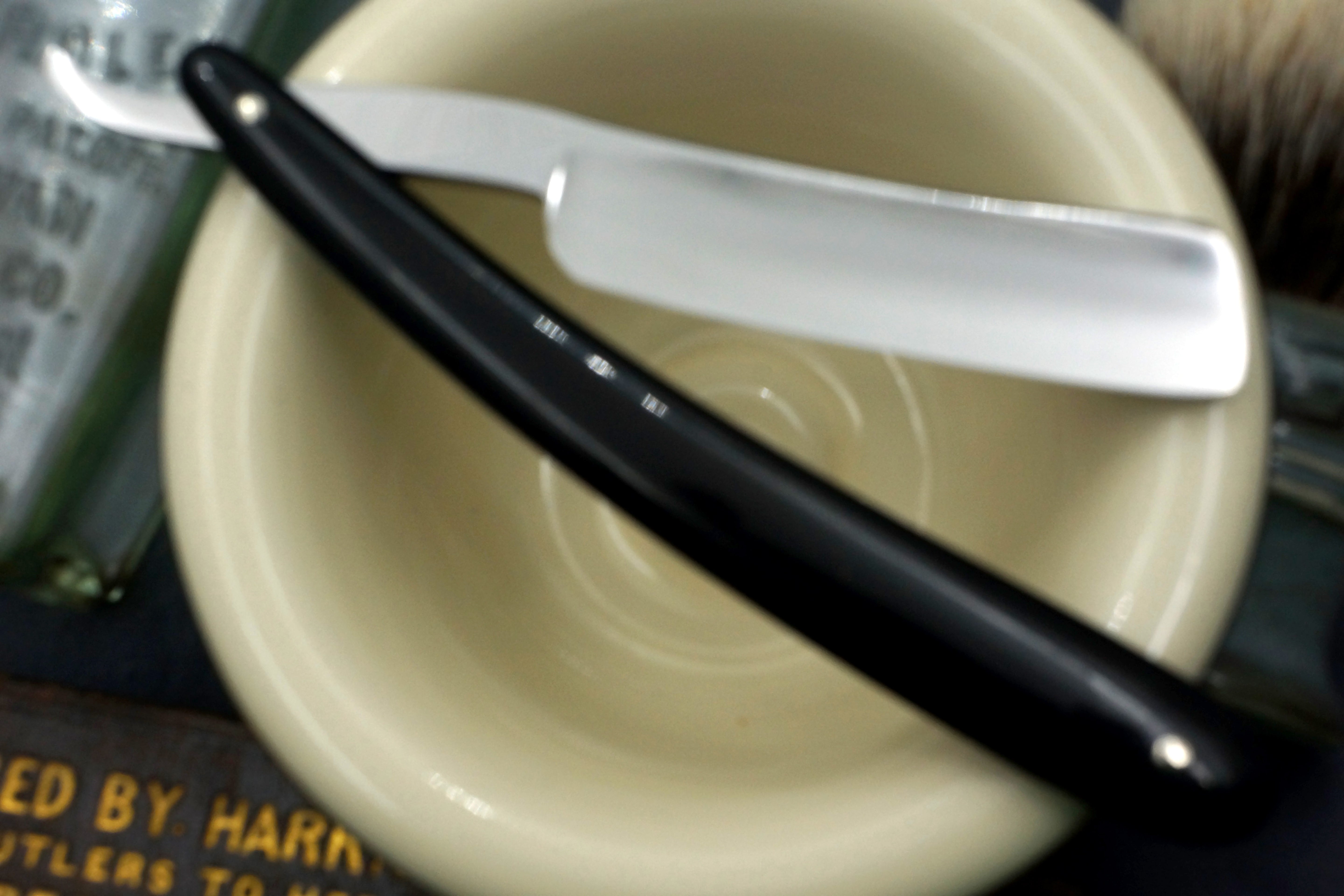 Rasoir droit Wade &amp; Butcher « Bow Razor » 11/16" de large - Rasoir droit personnalisé en corne de Sheffield entièrement restauré - Prêt à raser