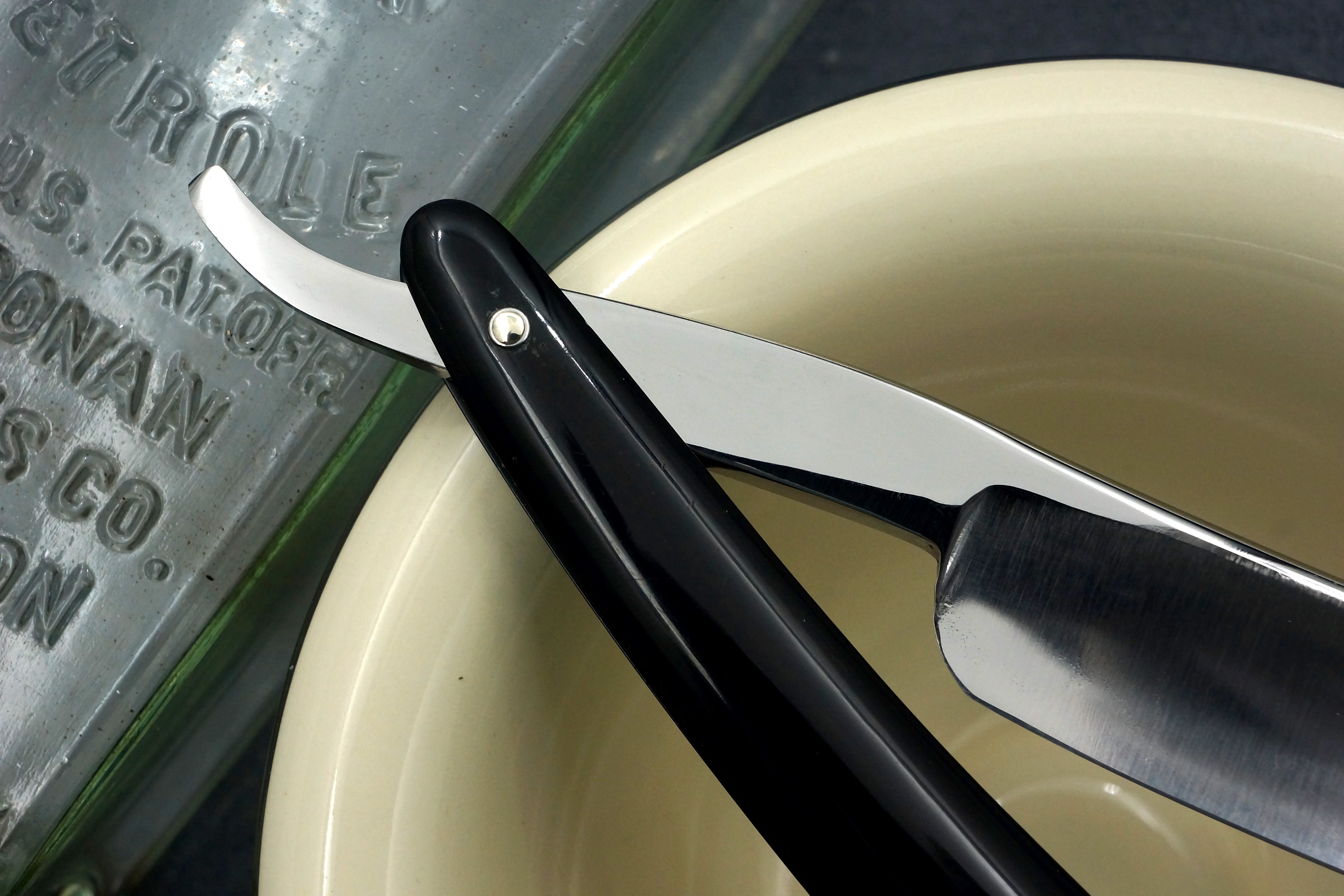 Rasoir droit Wade &amp; Butcher « Bow Razor » 11/16" de large - Rasoir droit personnalisé en corne de Sheffield entièrement restauré - Prêt à raser