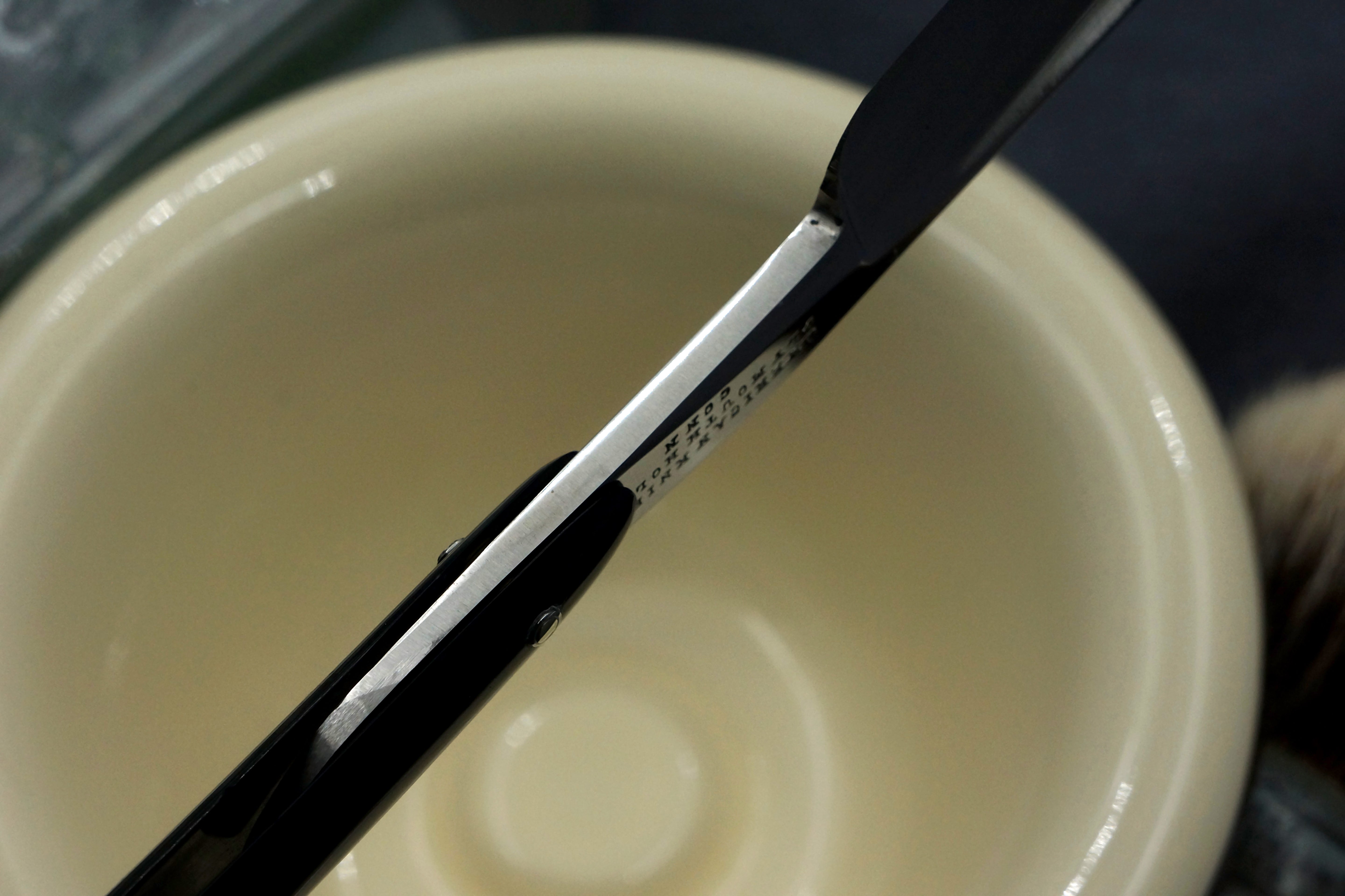 Rasoir droit Wade &amp; Butcher « Bow Razor » 11/16" de large - Rasoir droit personnalisé en corne de Sheffield entièrement restauré - Prêt à raser