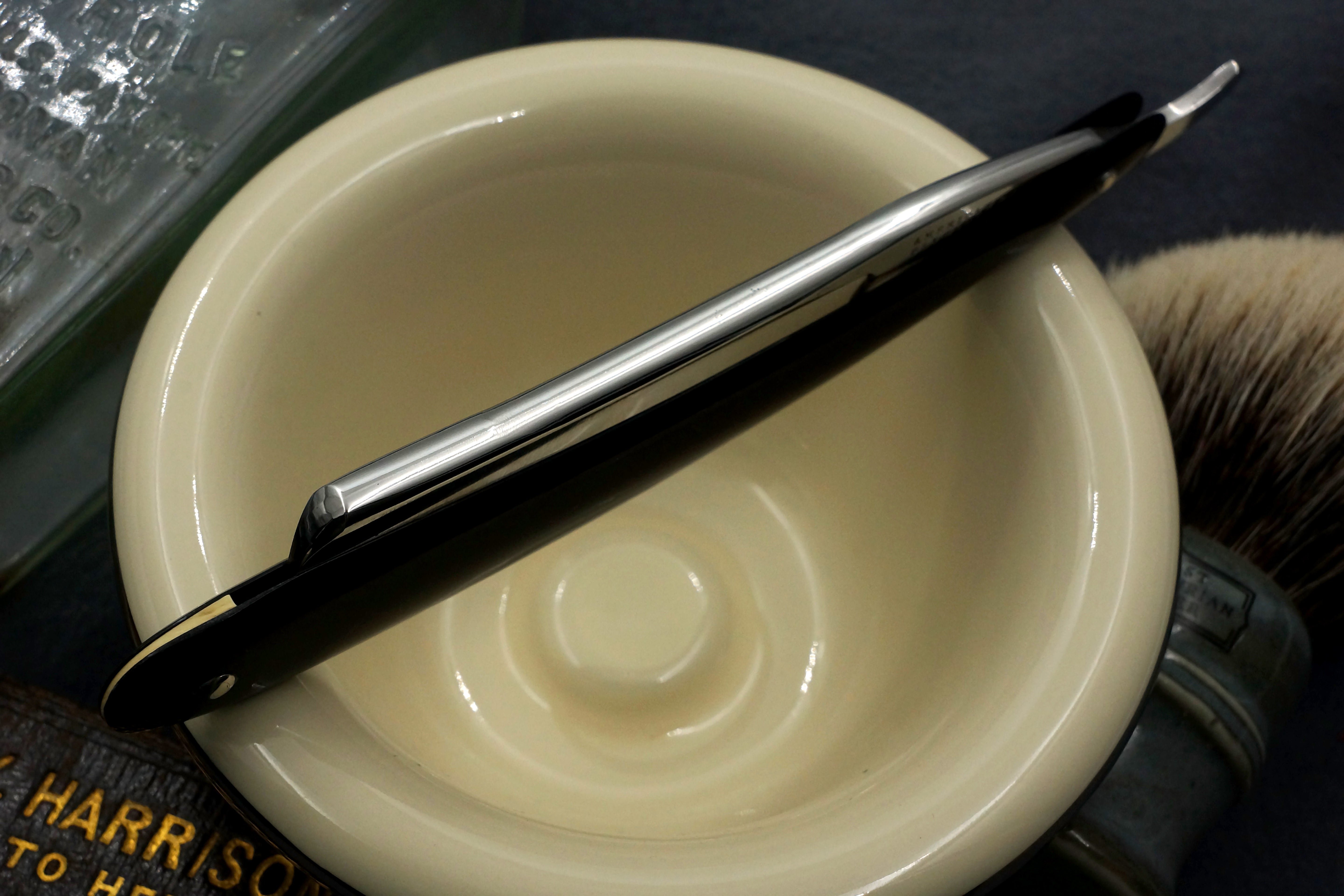 Rasoir droit Wade &amp; Butcher « Bow Razor » 11/16" de large - Rasoir droit personnalisé en corne de Sheffield entièrement restauré - Prêt à raser