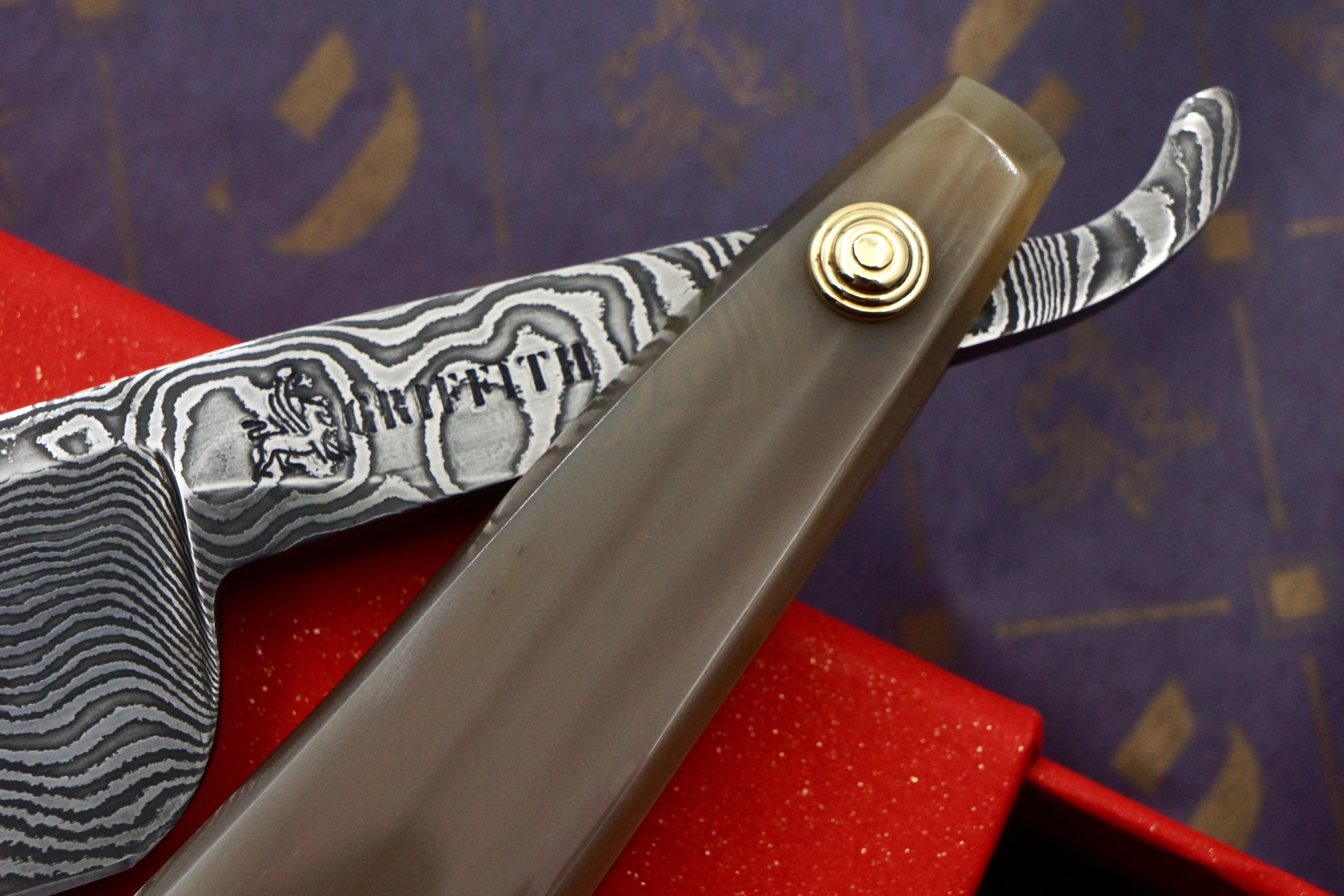 Griffith 9/8 Damascus Quarter Hollow - Blonde Horn Scales Artisan Straight Razor